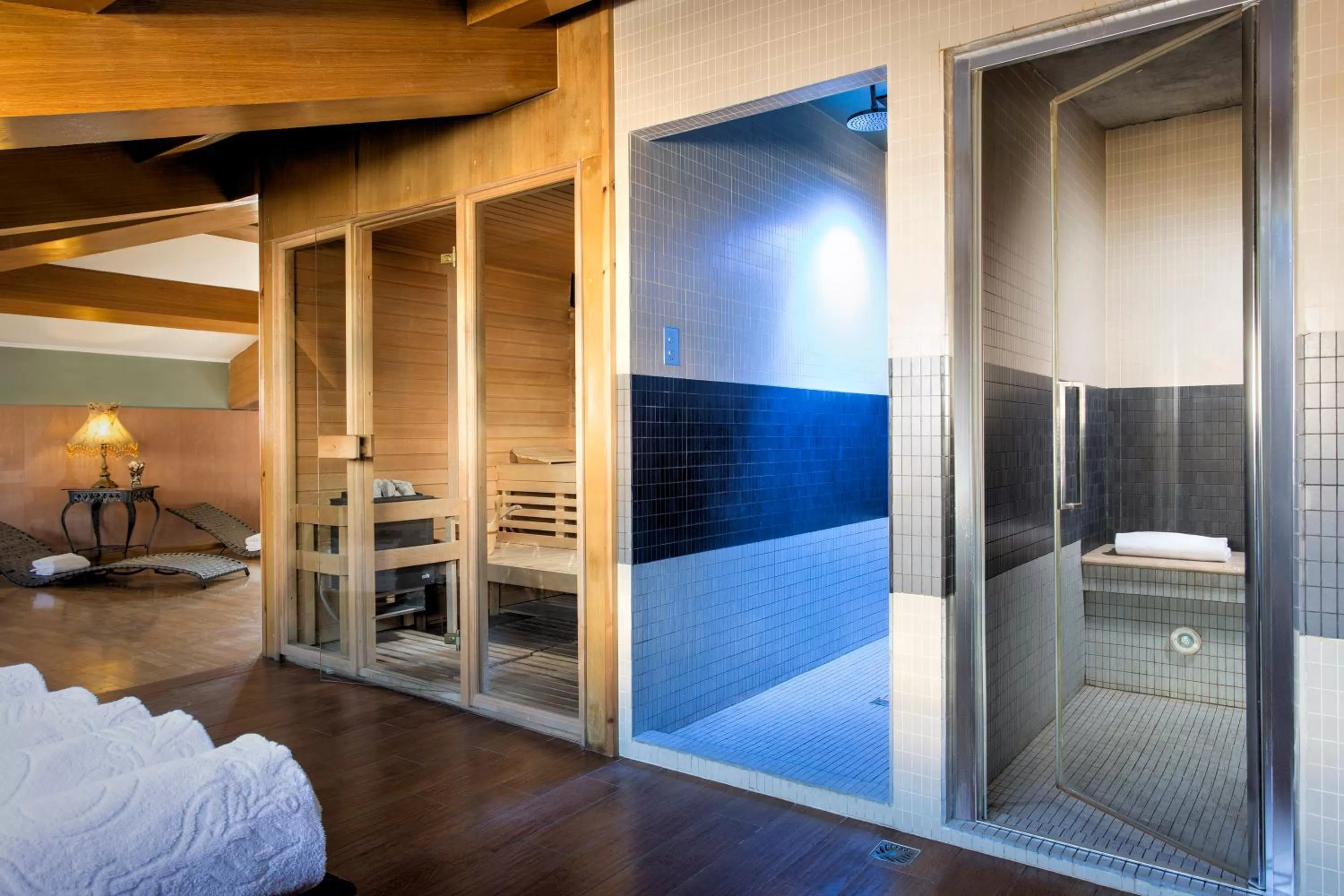 Swimming pool, Bed in Golden Tulip Rome Piram