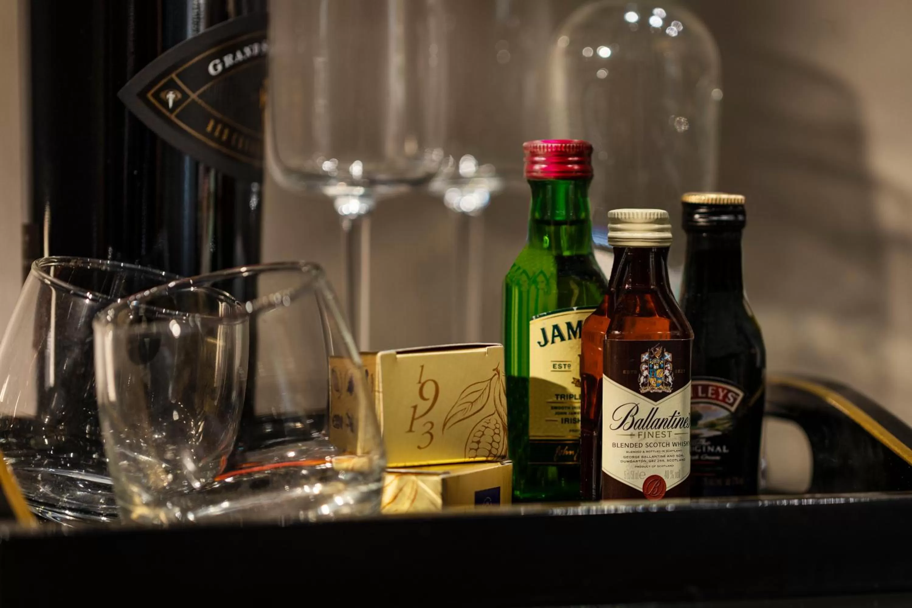 Drinks in -- ESTE PARK HOTEL -- part of Urban Chic Luxury Design Hotels - Parking & Compliments - next to Shopping & Dining Mall Plovdiv