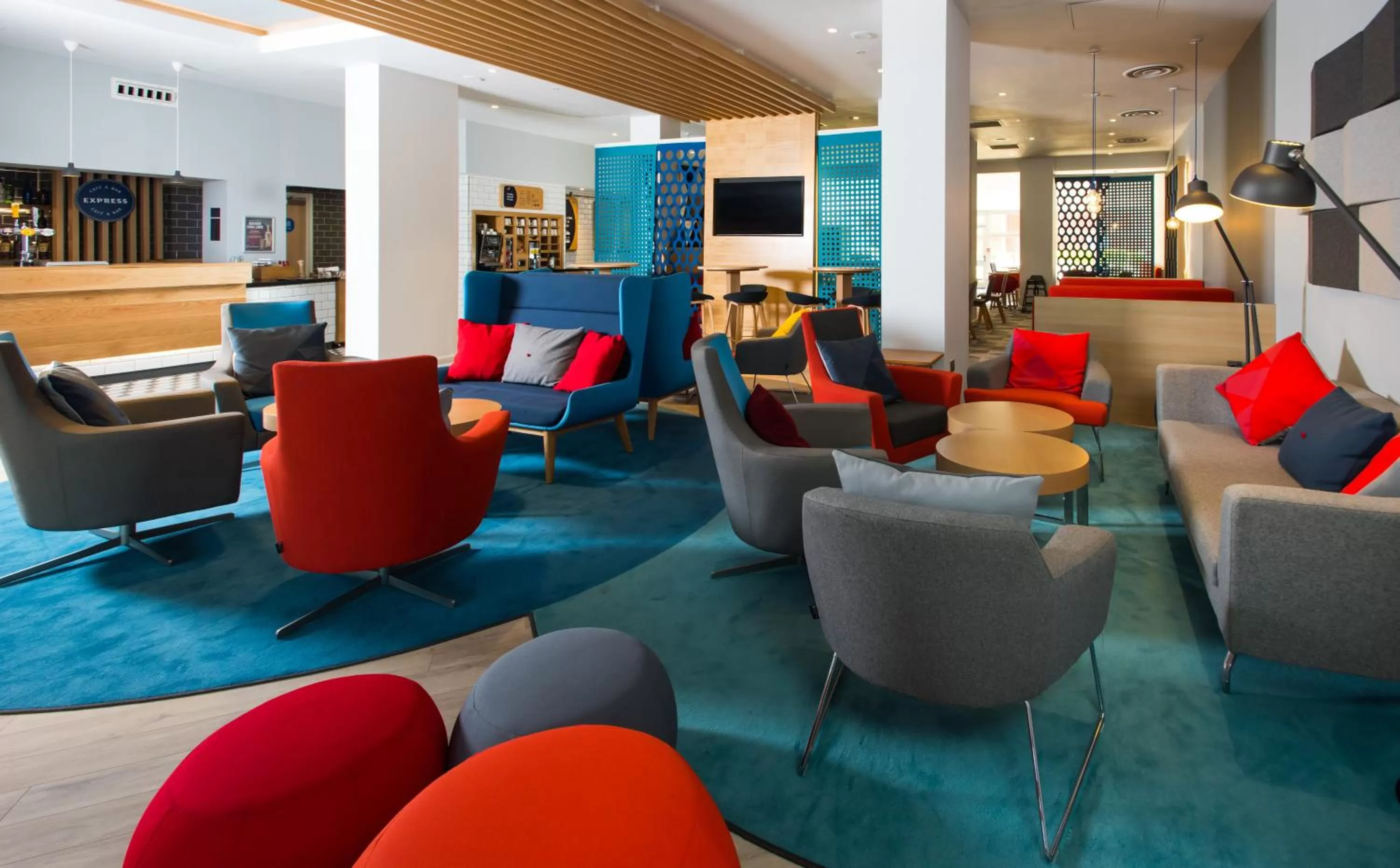 Lounge or bar in Holiday Inn Express Portsmouth – North by IHG