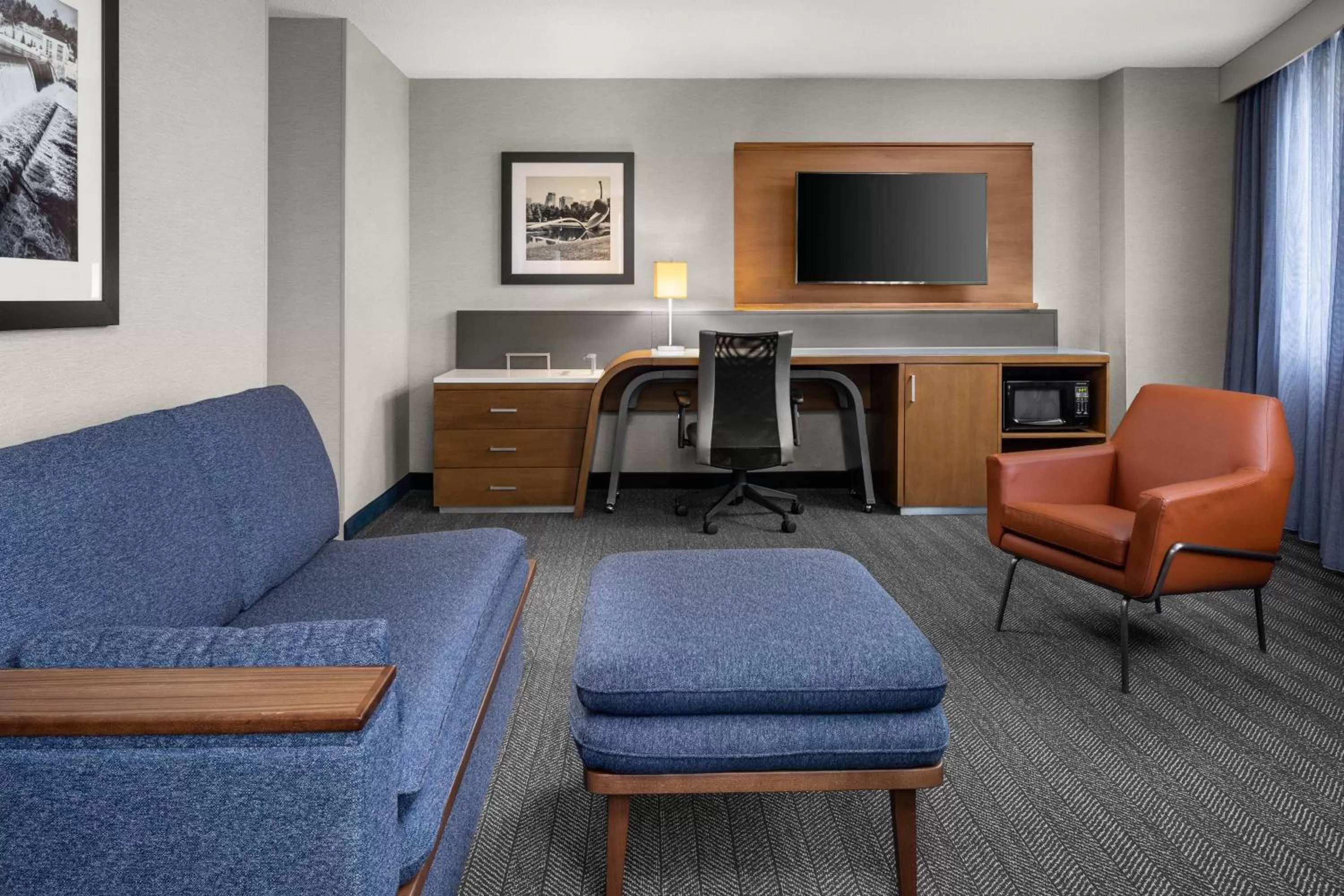 Living room in Courtyard by Marriott Minneapolis Downtown