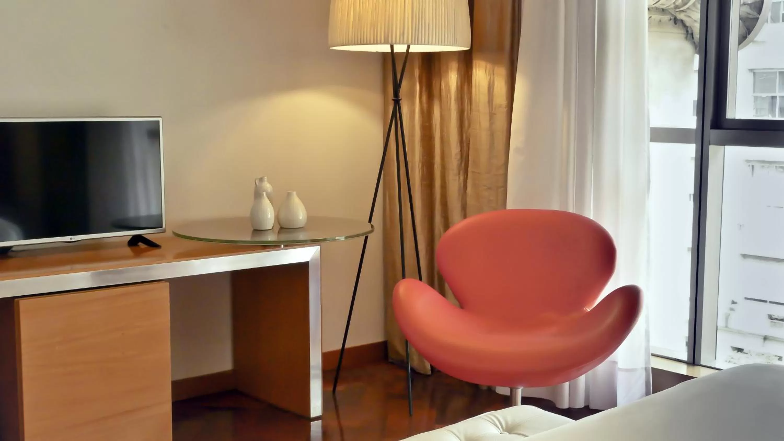 TV and multimedia in 725 Continental Hotel