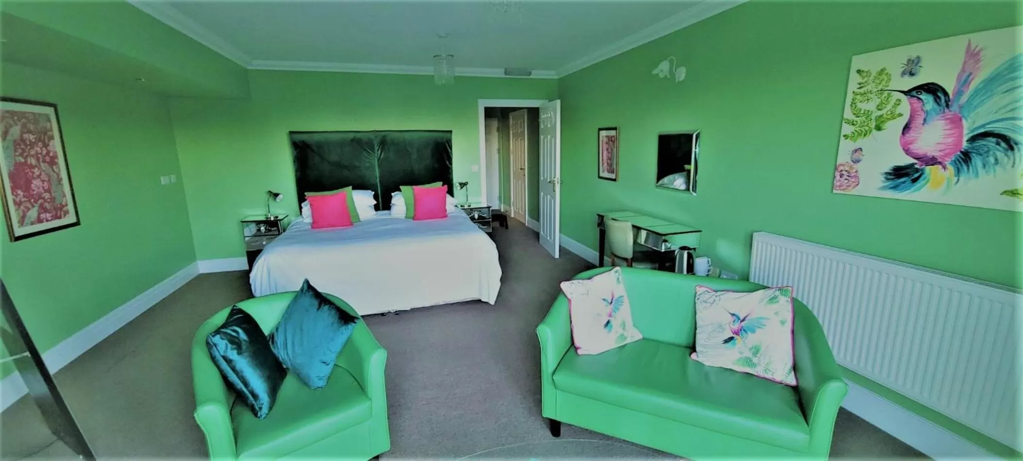 Photo of the whole room, Bed in Patricks Boathouse