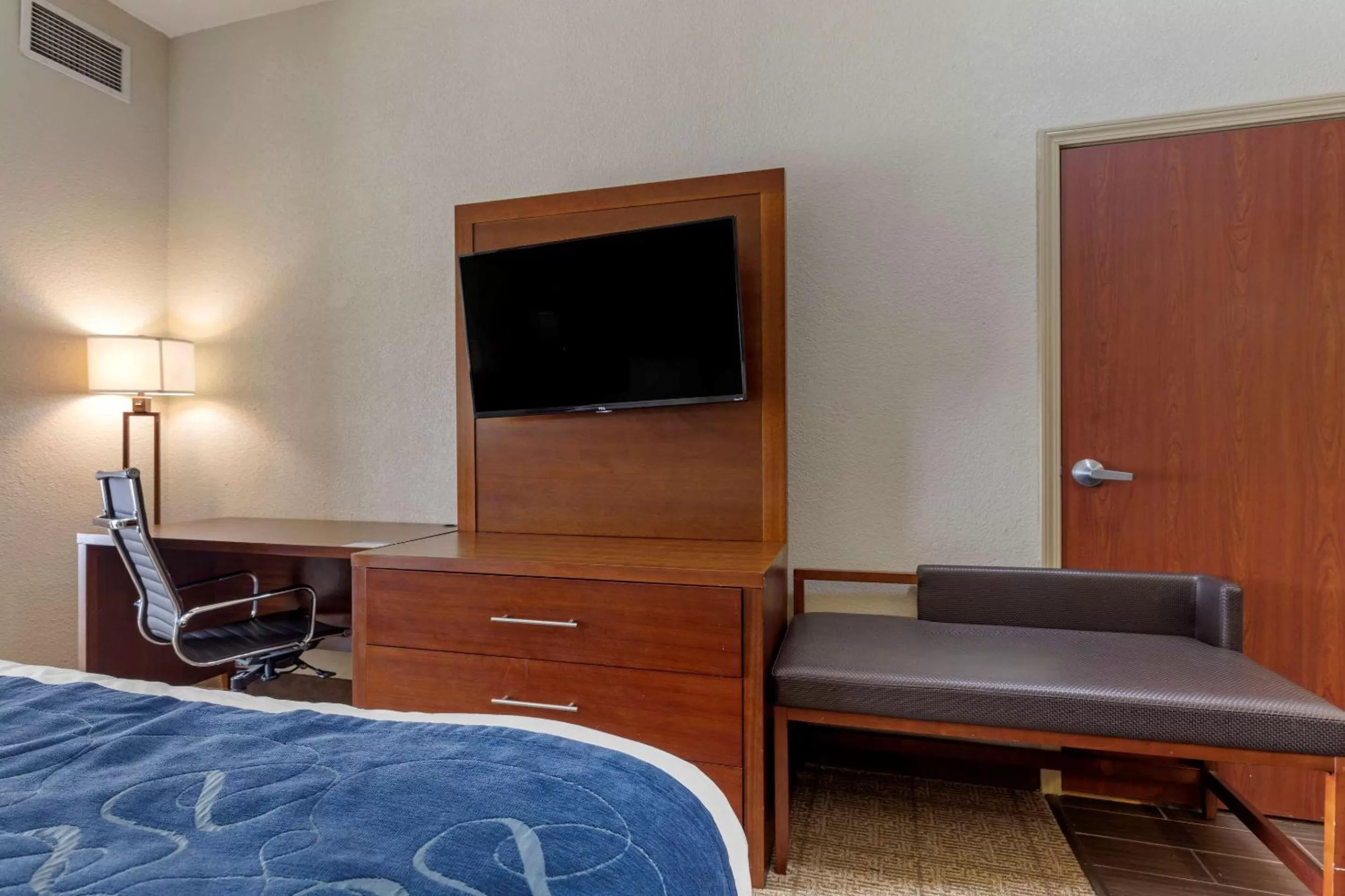 Photo of the whole room, Bed in Comfort Suites Gainesville
