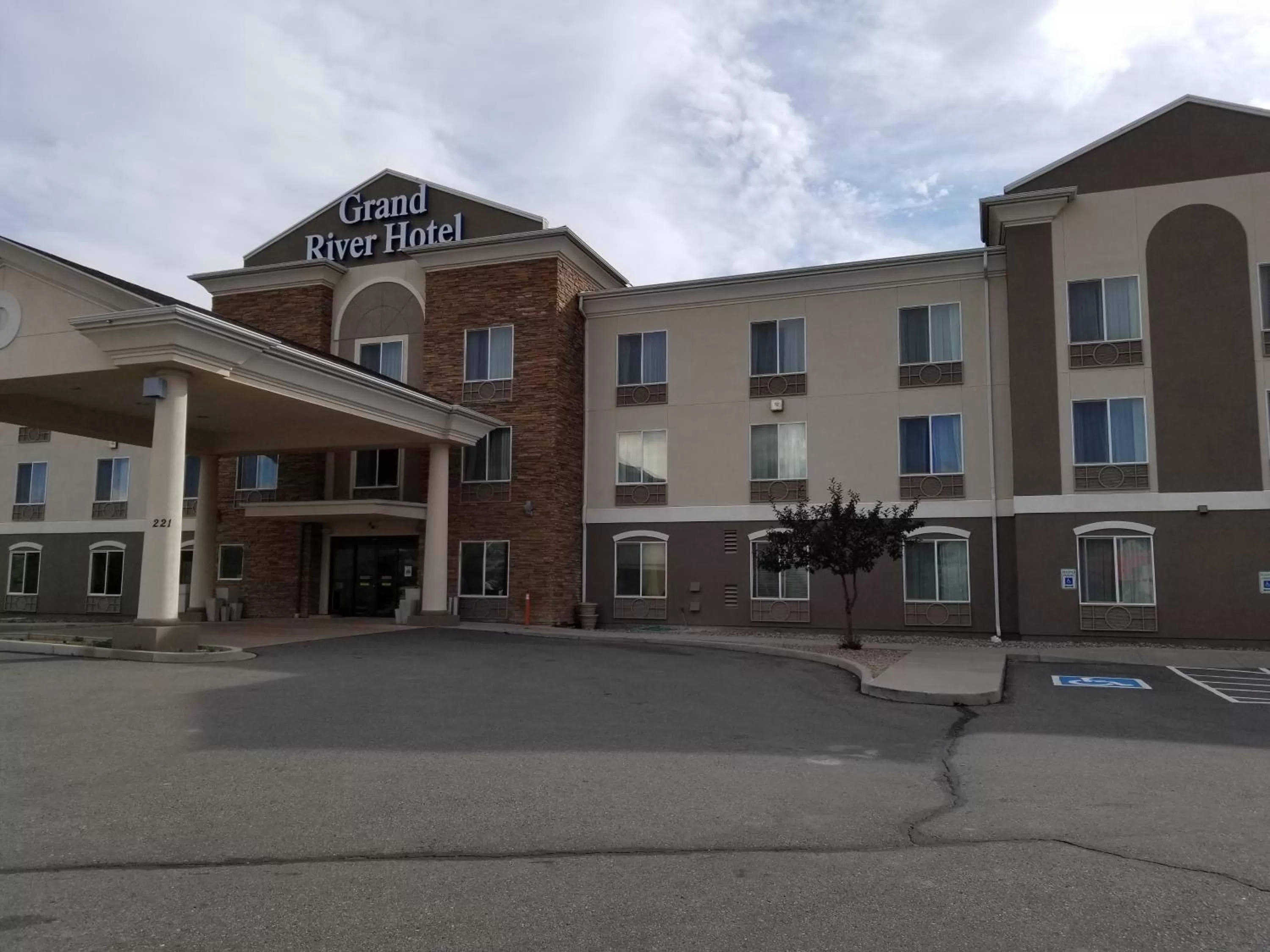 Facade/entrance in Grand River Hotel
