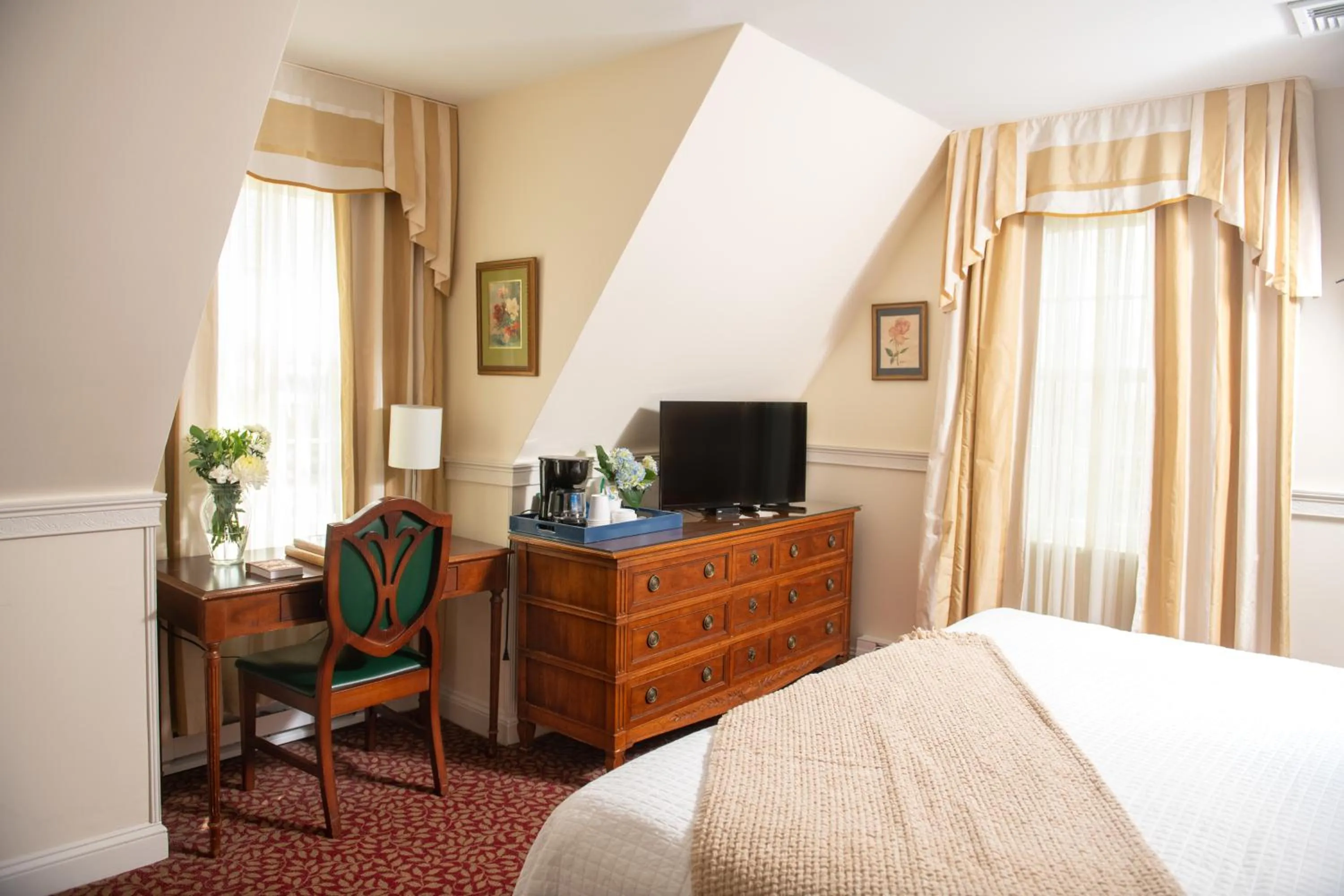 Bed in America's Cup Inn Newport