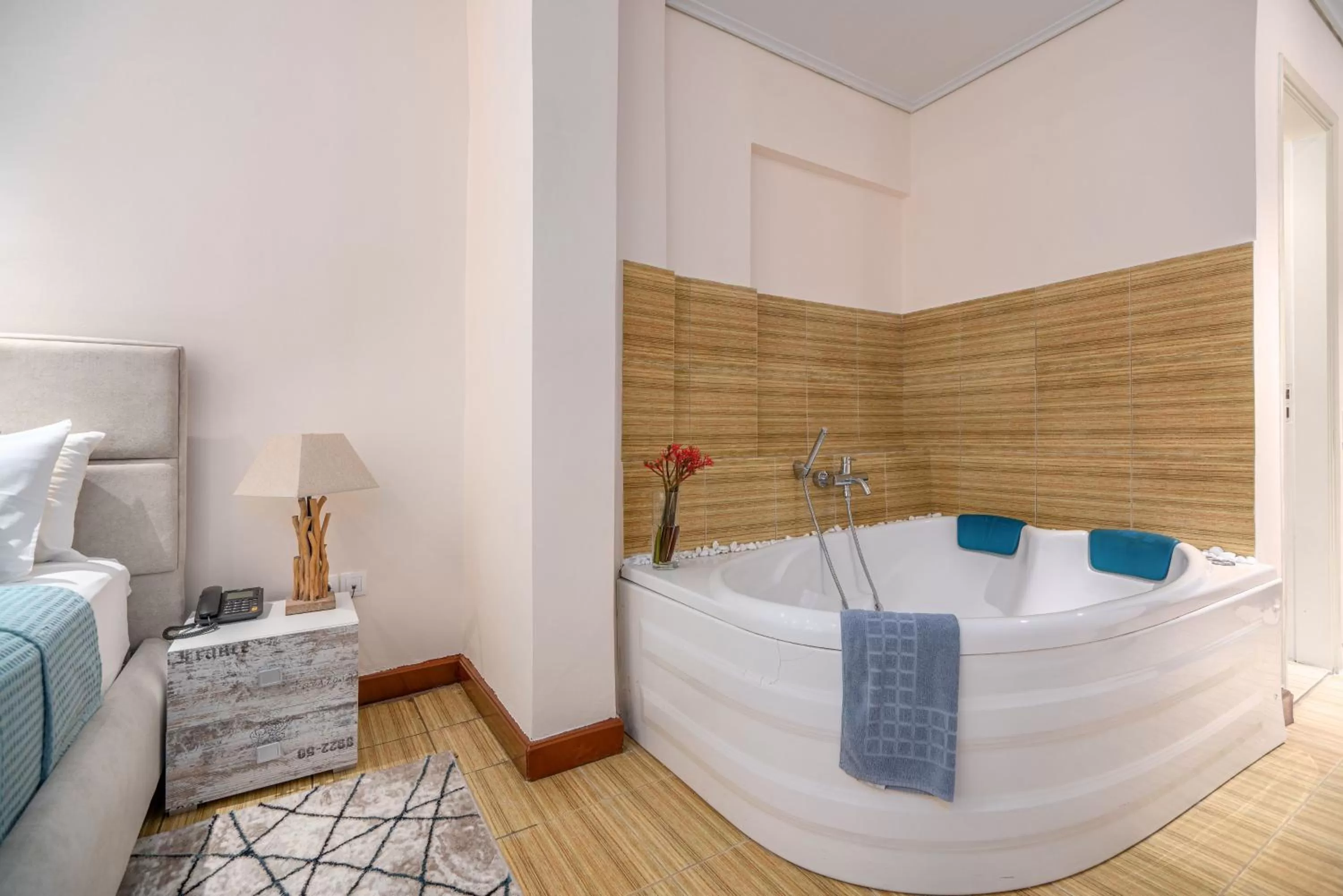 Hot Tub, Bed in Zen Hotel