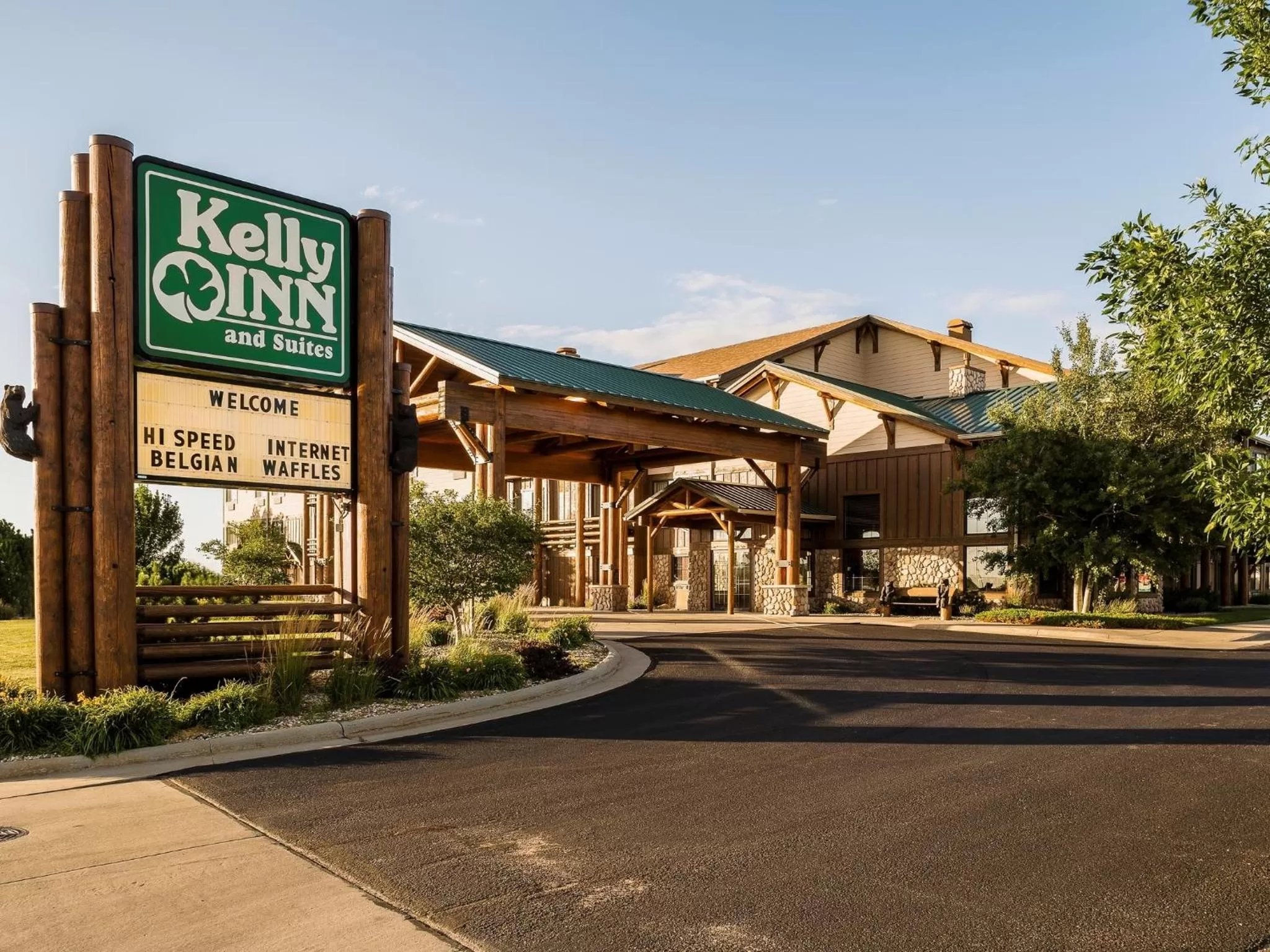 Facade/entrance in Kelly Inn and Suites Mitchell