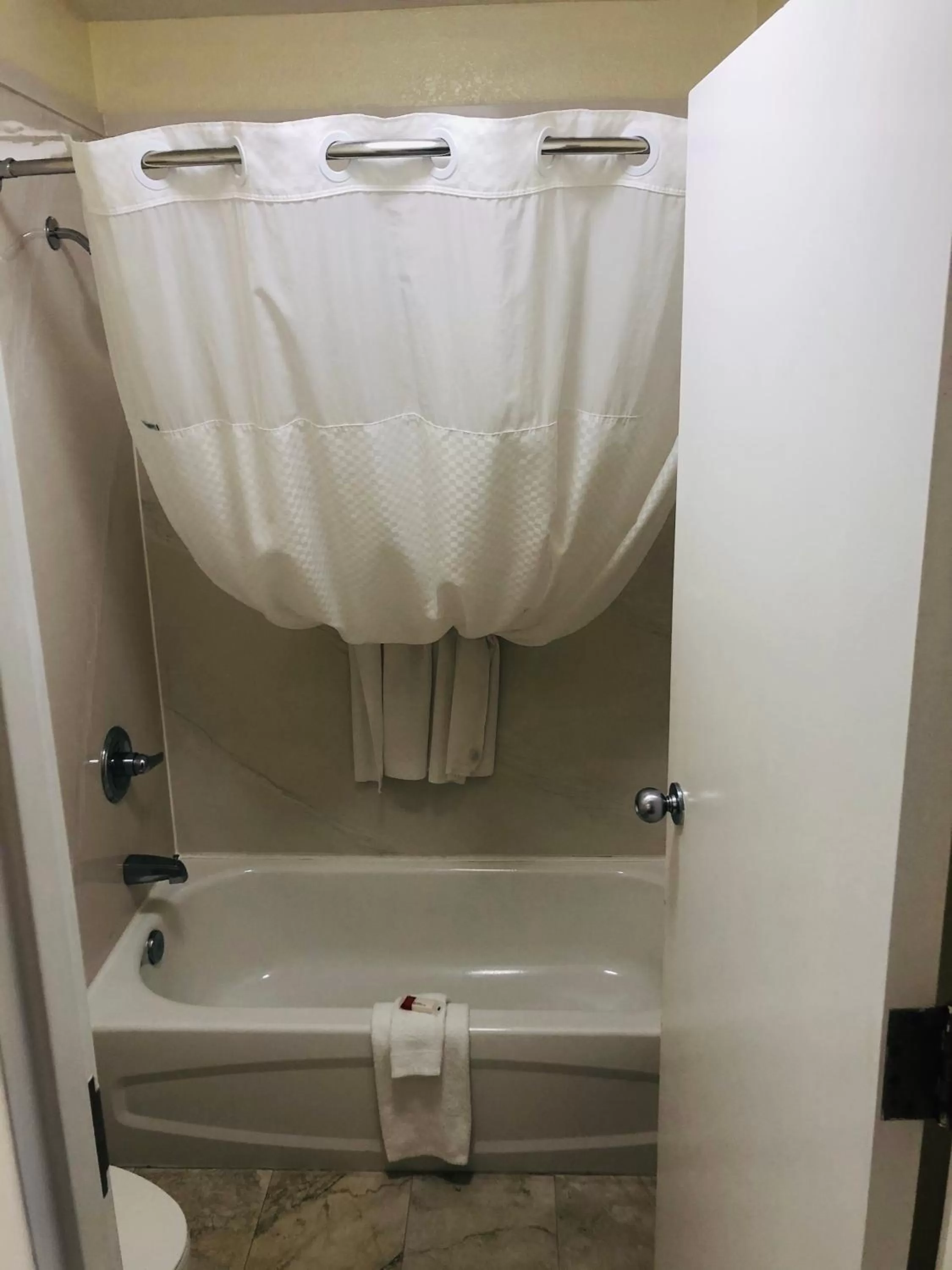 Days Inn & Suites by Wyndham Navarre - near Beaches Hurlburt