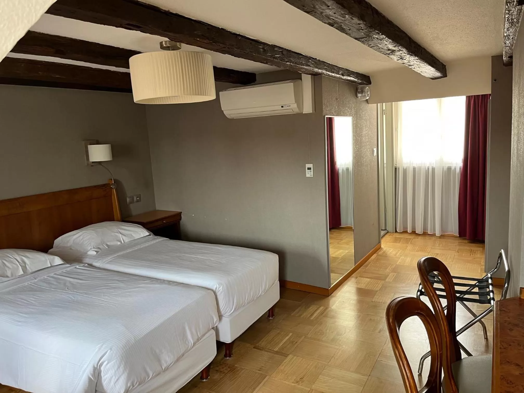 Bed in Logis Hôtel Restaurant Au Cerf d'Or