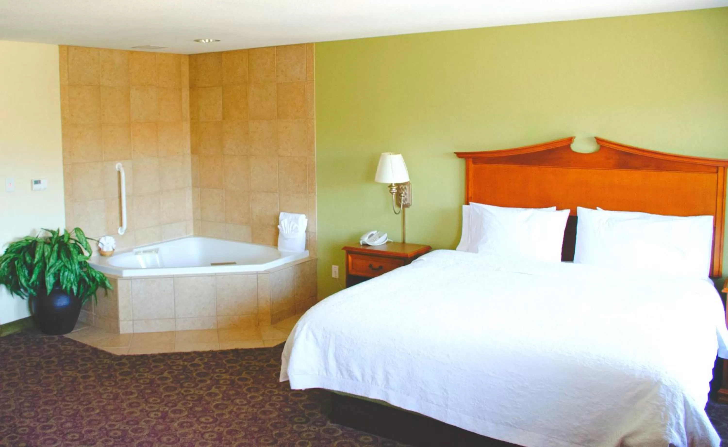 Bed in Hampton Inn & Suites College Station