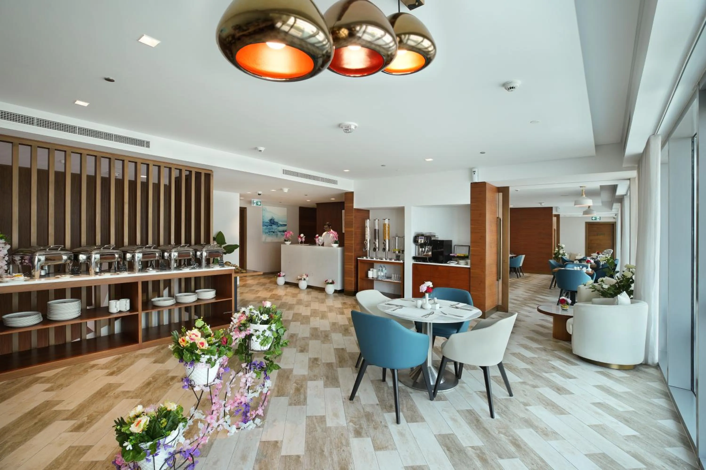 Restaurant/places to eat in Millennium Executive Apartments Mont Rose