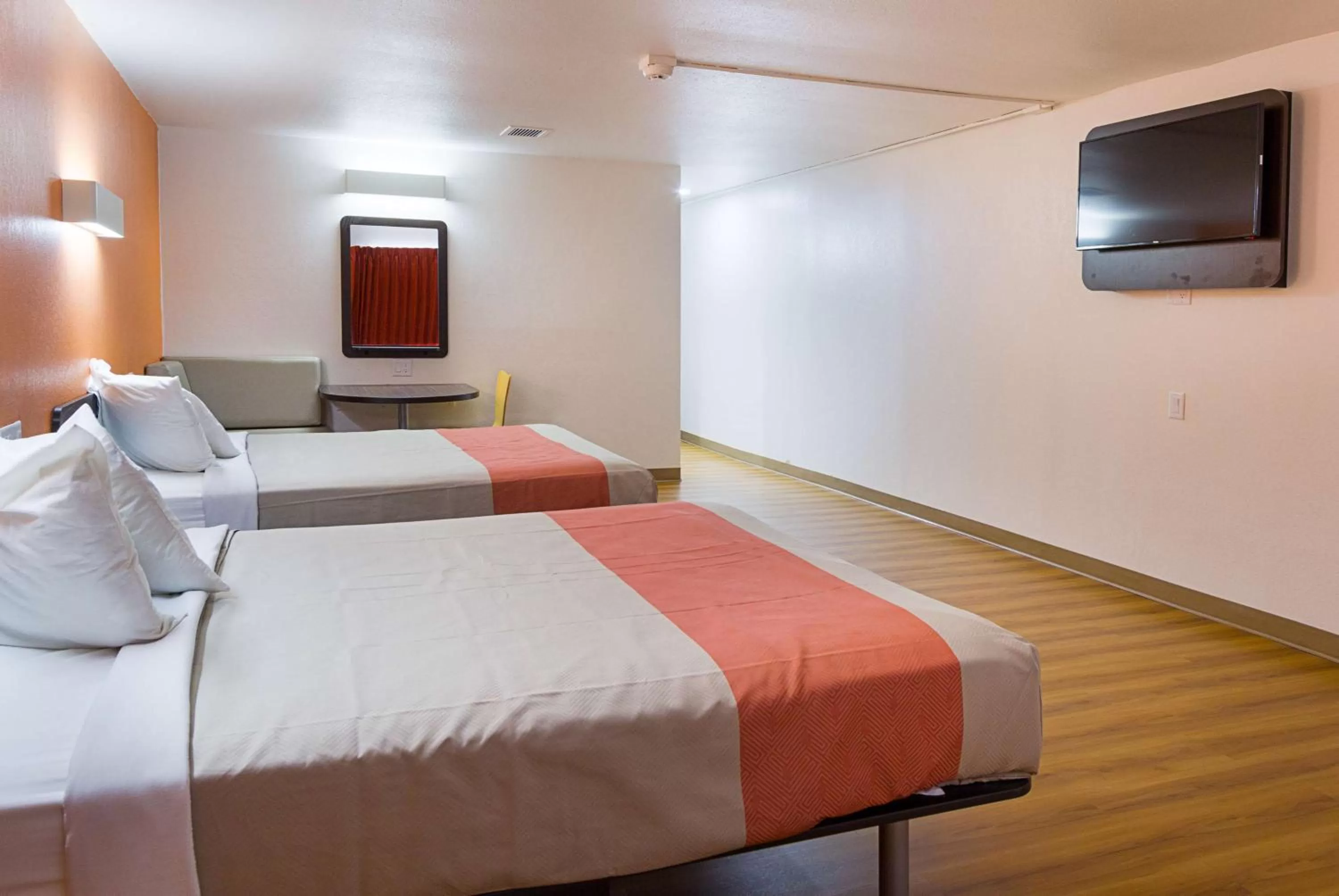 TV and multimedia, Bed in Motel 6-Sidney, OH