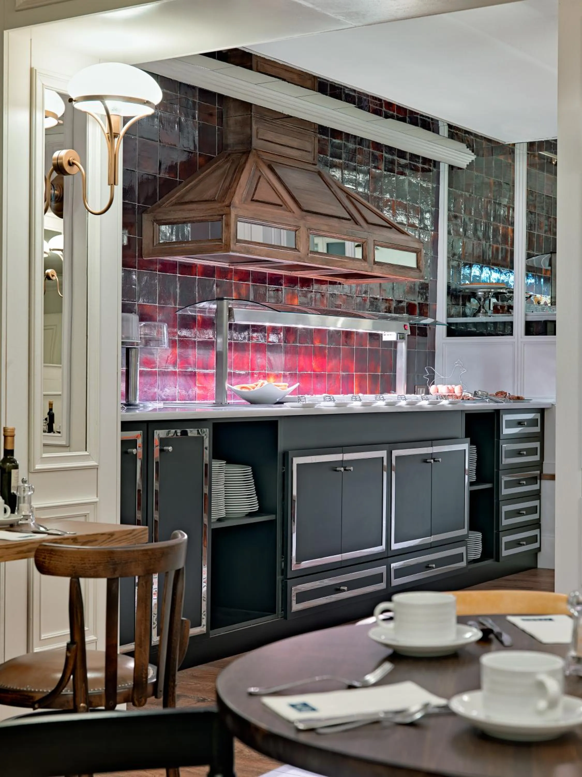 Restaurant/places to eat in Boutique Hotel H10 Villa de la Reina