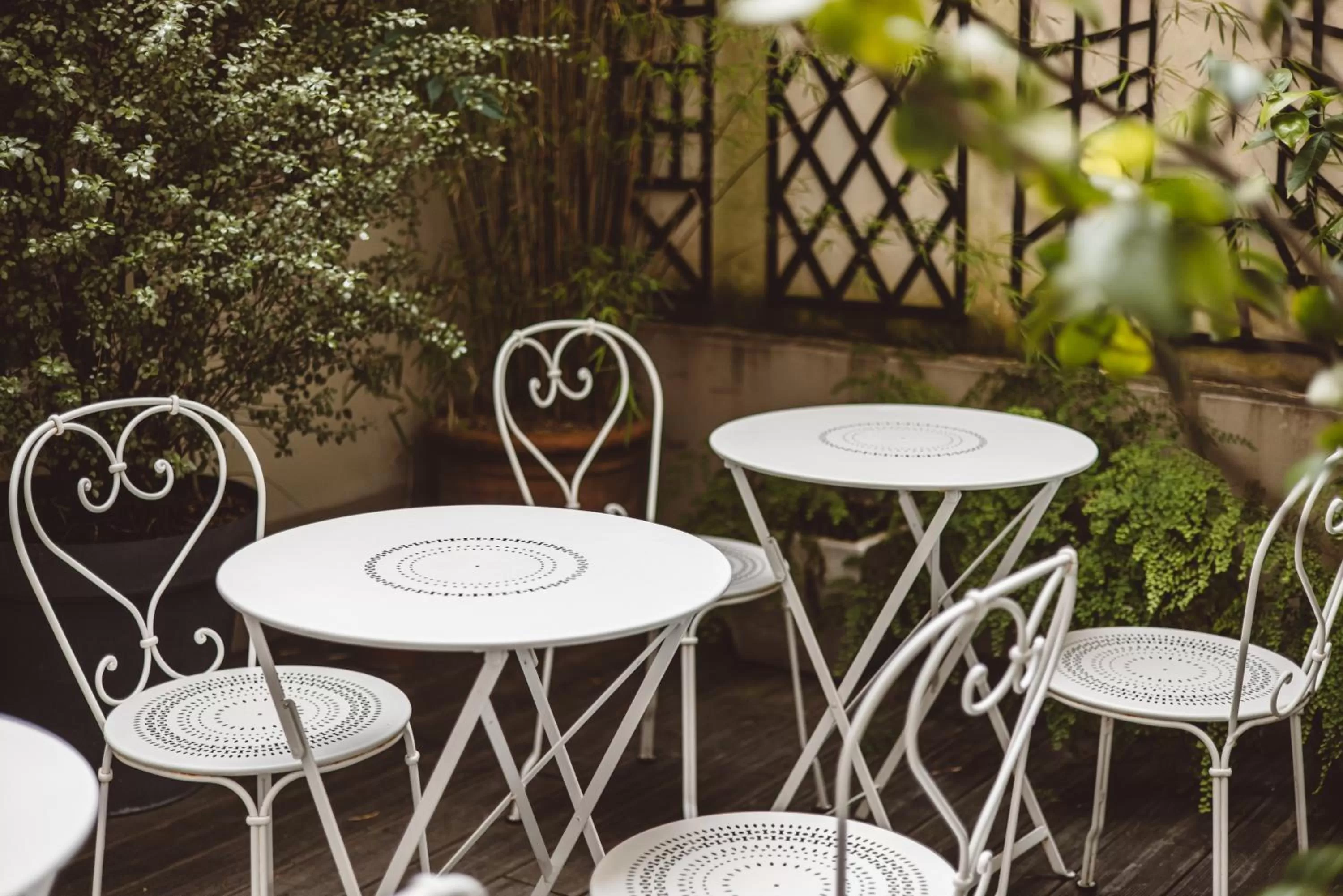Patio in Hôtel Arvor Saint Georges