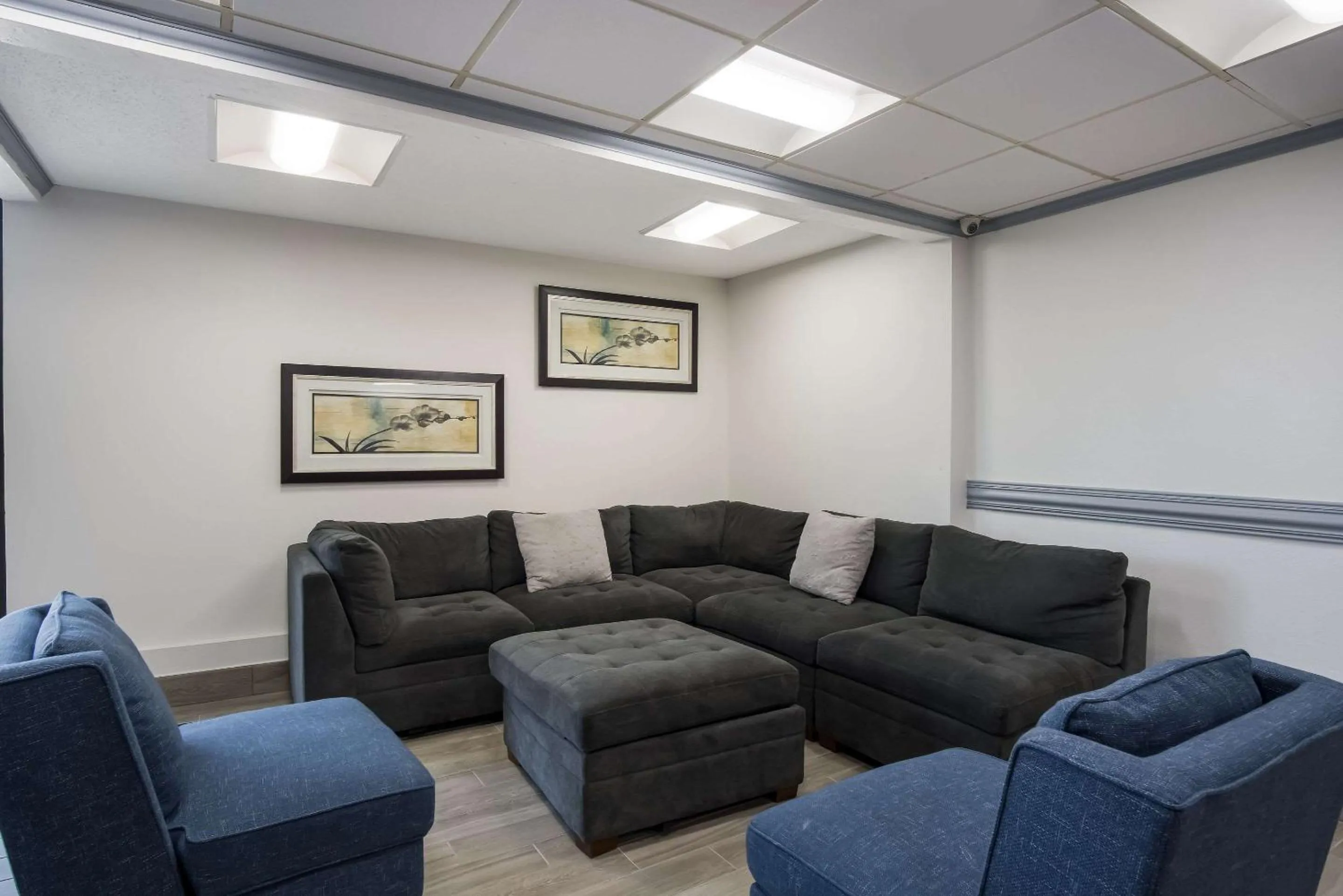 Lounge or bar in Clarion Inn & Suites Grand Rapids Airport