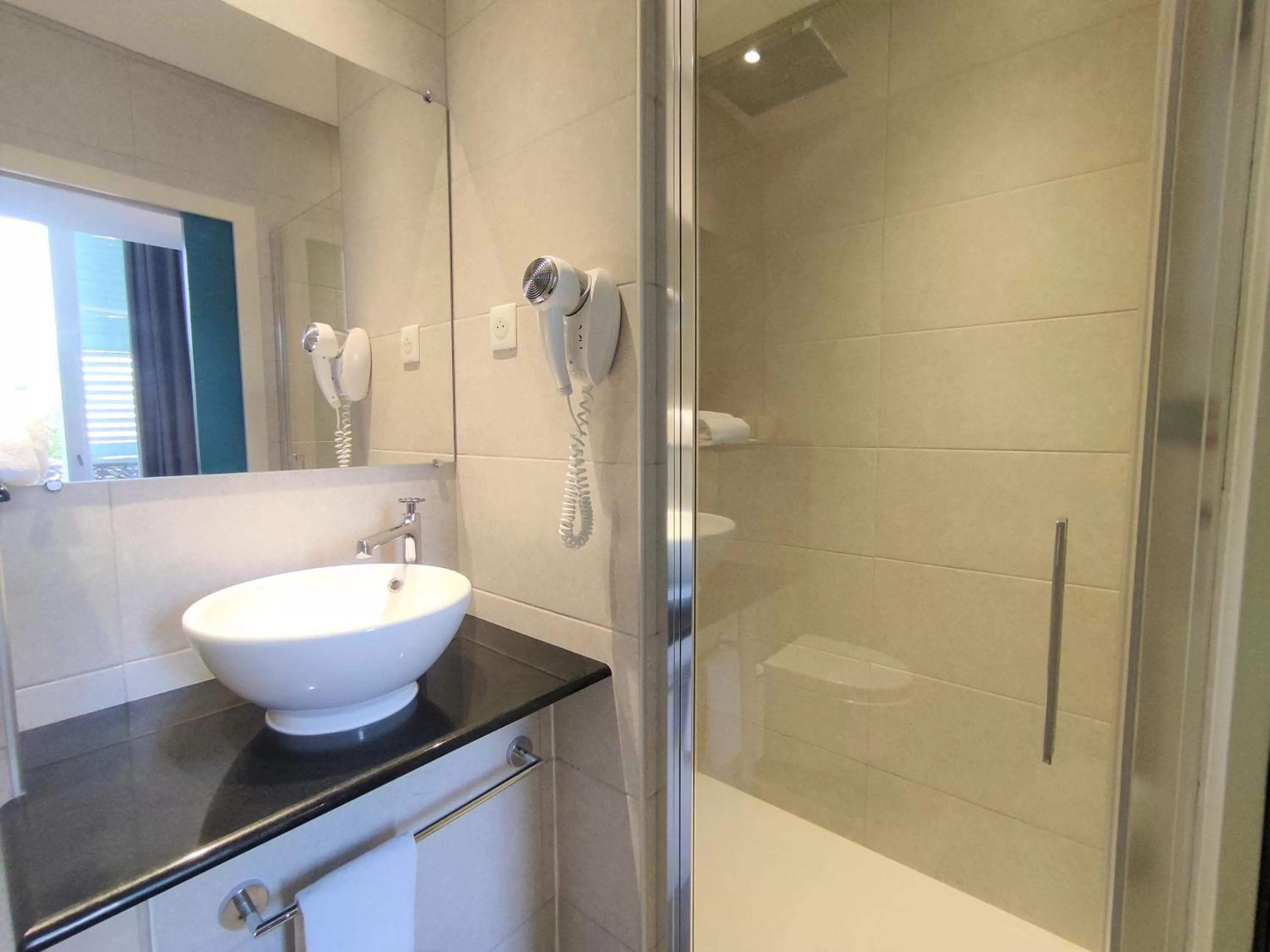 Shower, Bathroom in Cit'Hotel Limoges Centre - Lion d'or