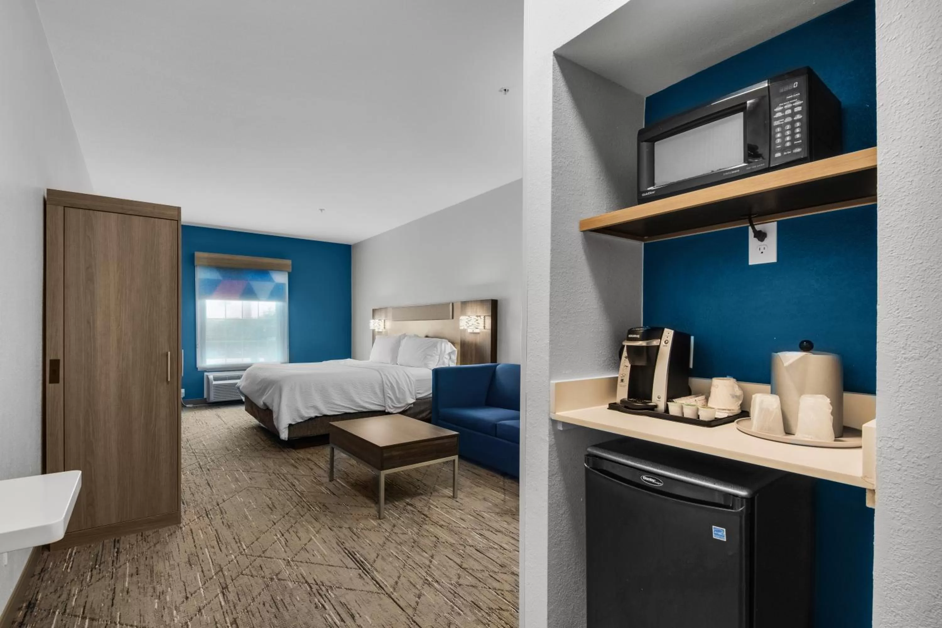 Standard King Room with Mobility Accessible Roll-In Shower in Holiday Inn Express Destin E - Commons Mall Area, an IHG Hotel