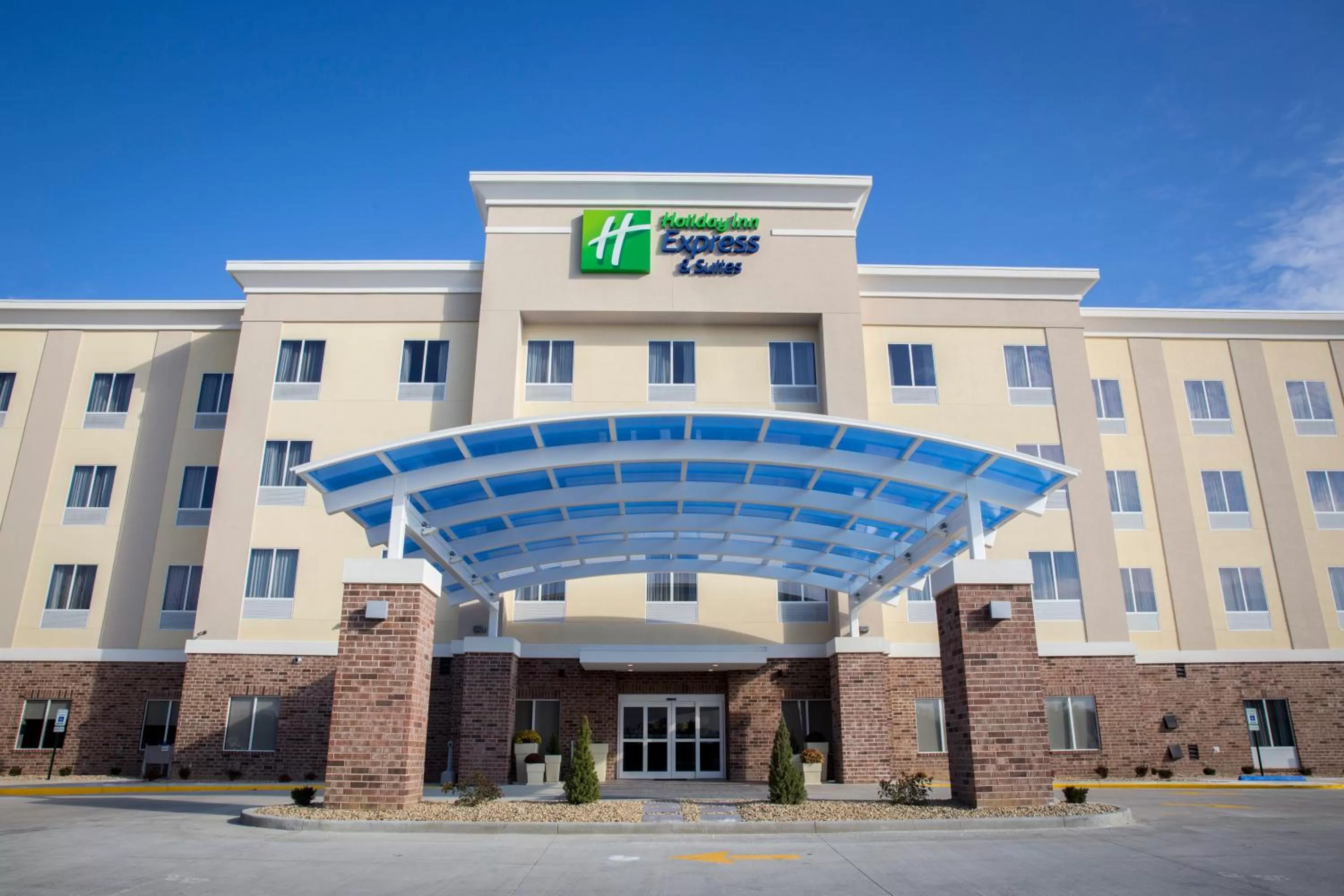 Property building in Holiday Inn Express and Suites Edwardsville by IHG