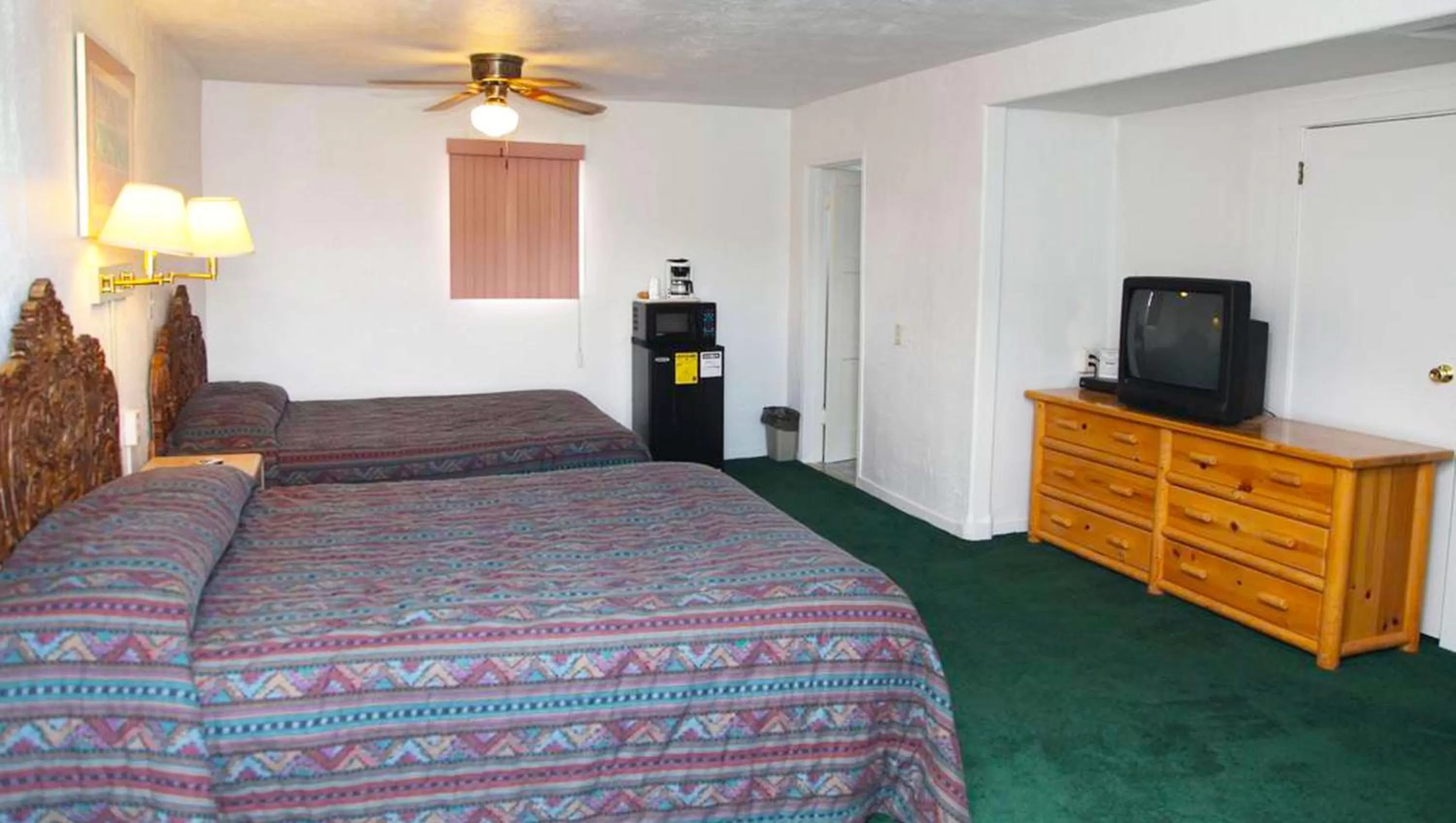 Photo of the whole room, Bed in Marianna Inn Panguitch