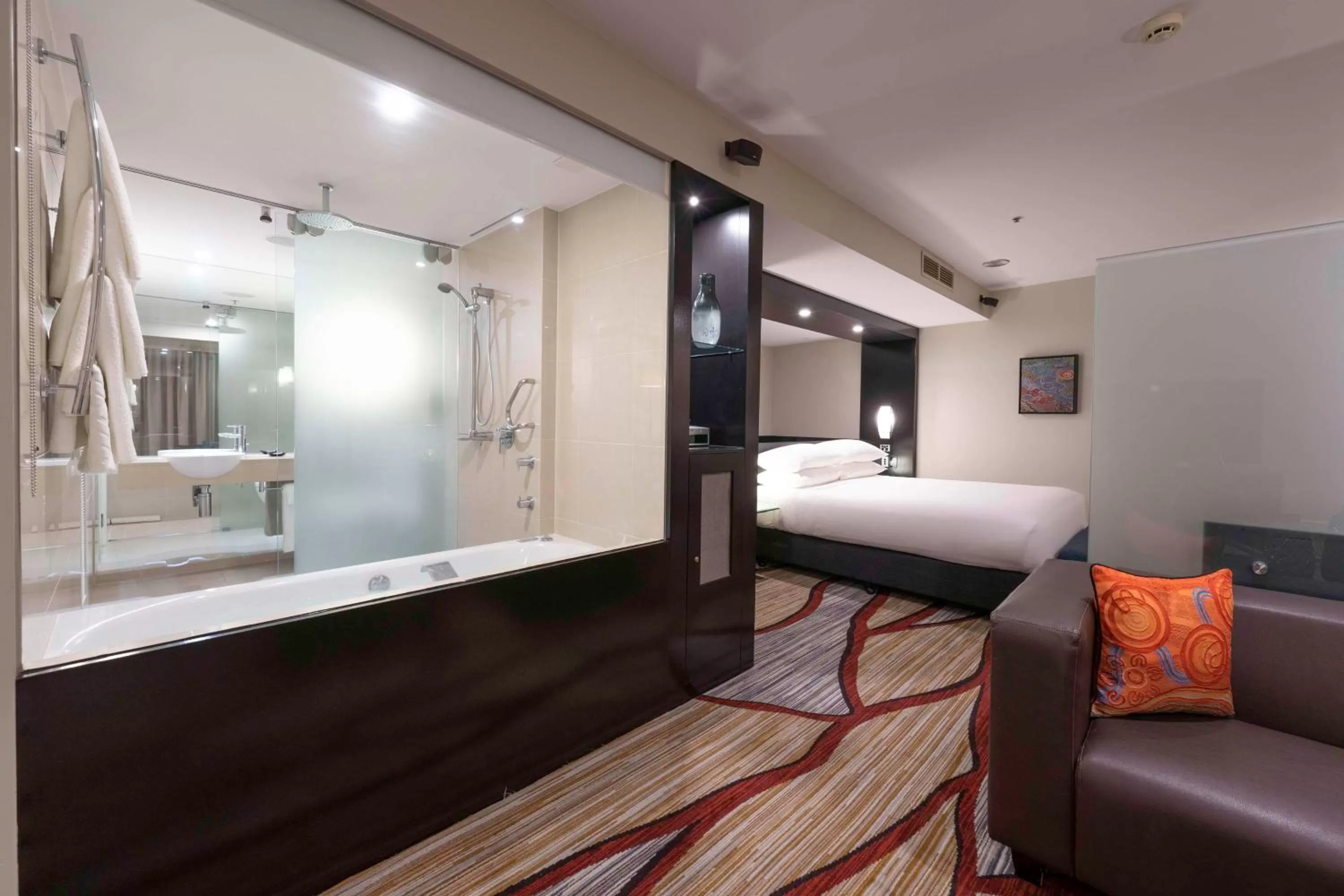 Bathroom, Bed in Hilton Cairns