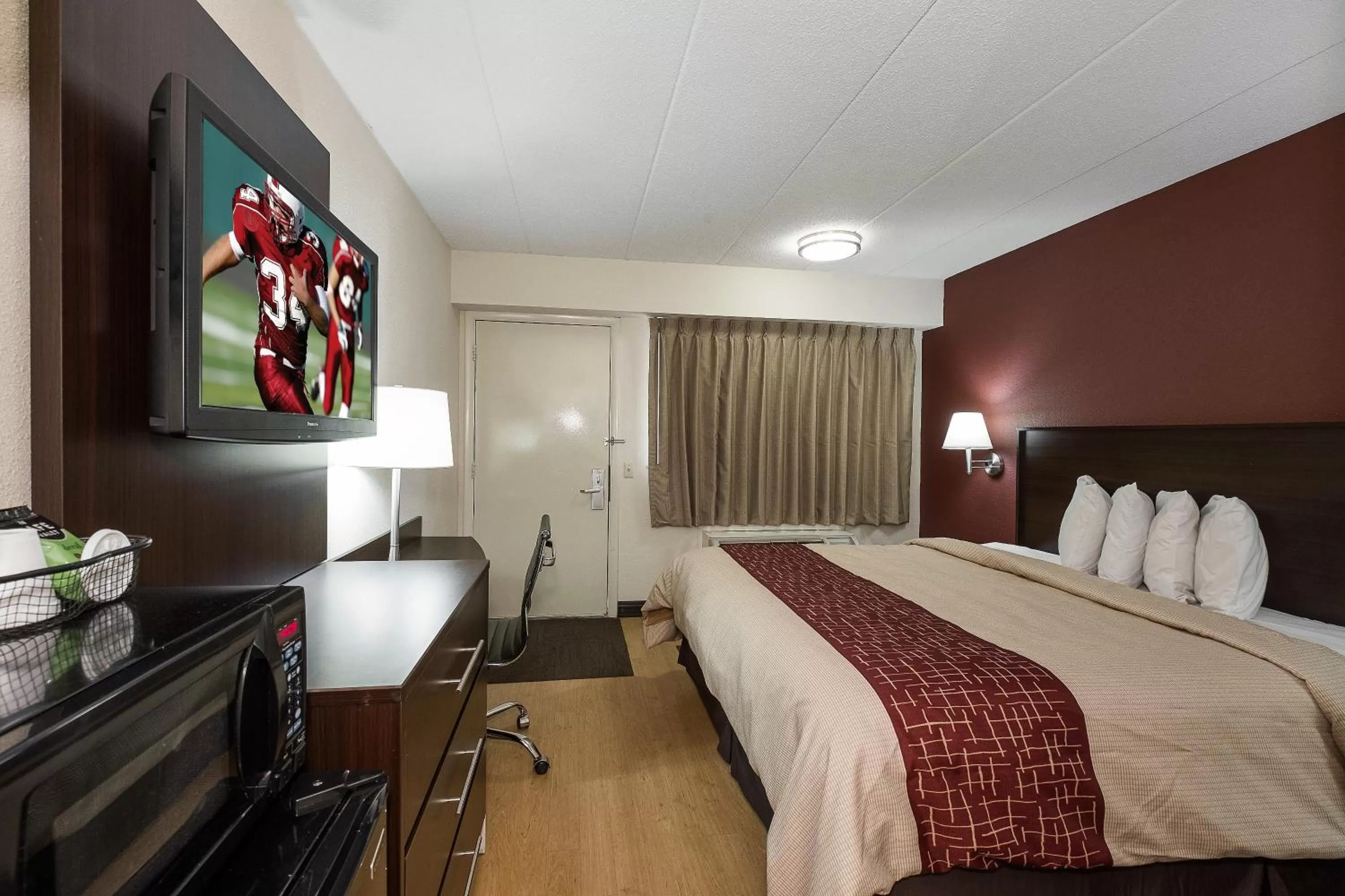 Photo of the whole room, Bed in Red Roof Inn Toledo - Maumee