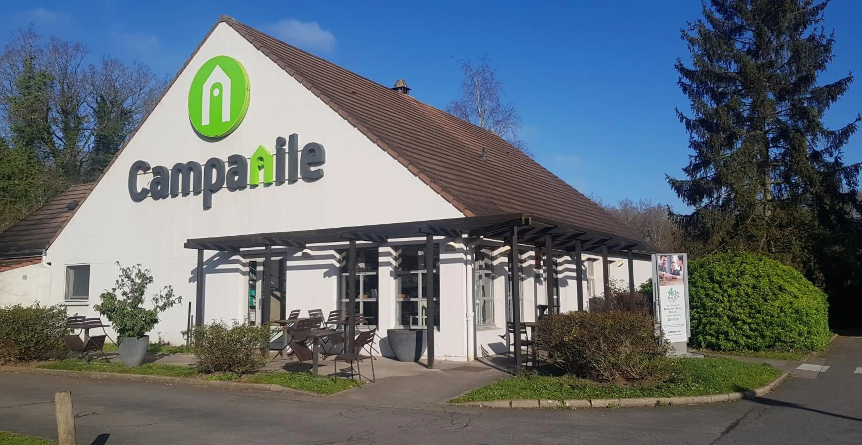 Property building in Campanile Hotel Chantilly