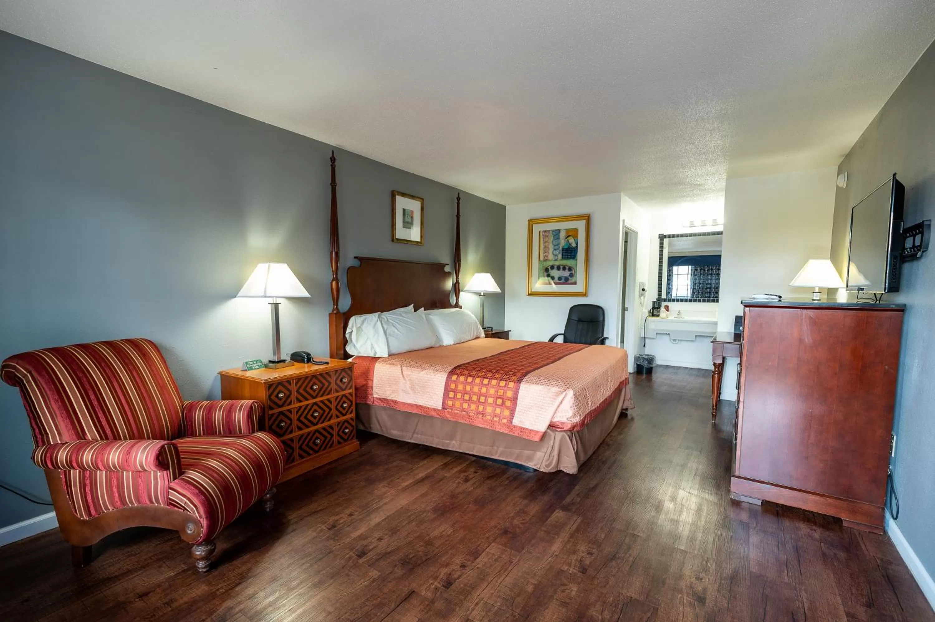 Bed in American Inn & Suites Russellville