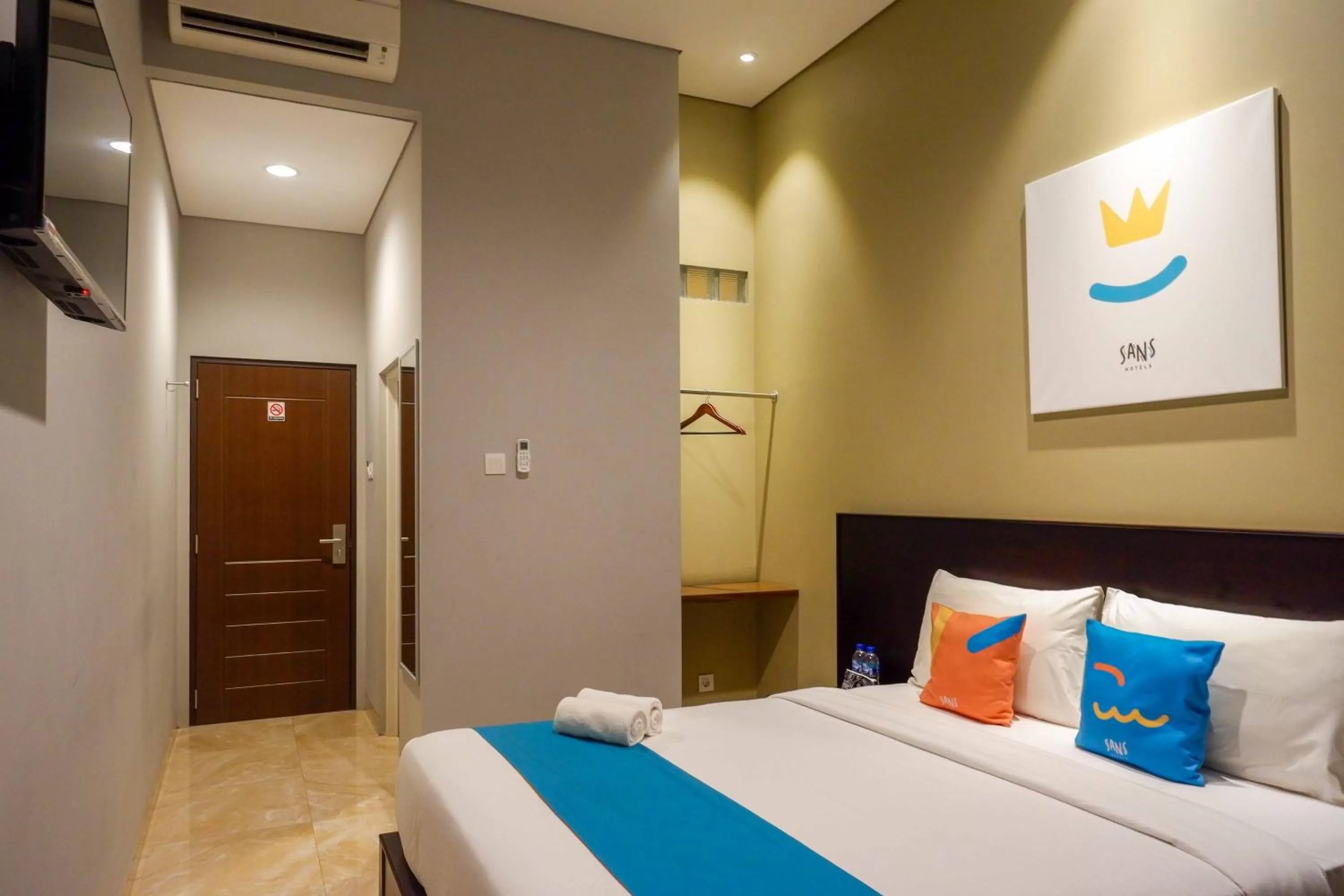 Bedroom, Bed in Sans Hotel Empress Simpang Lima