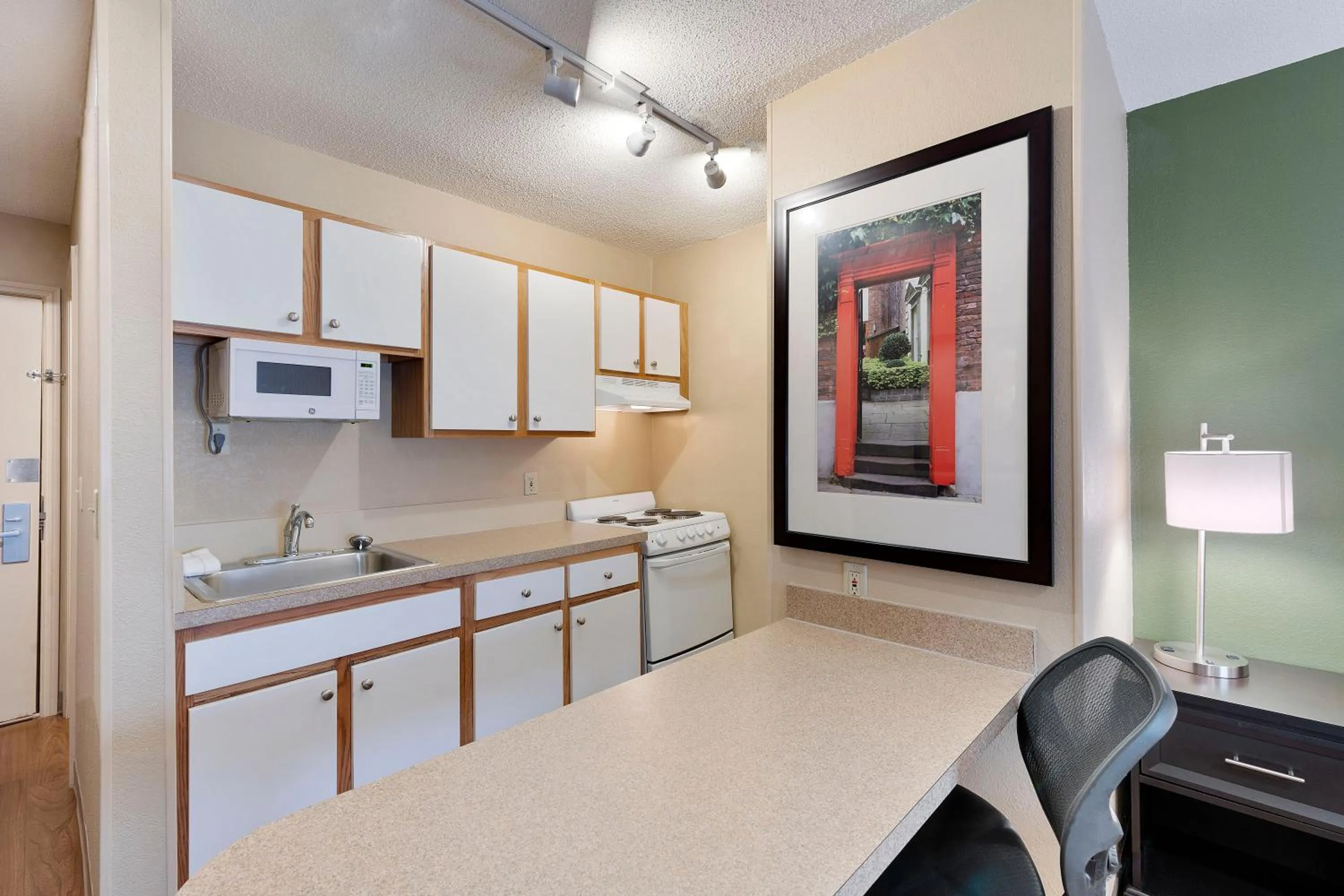 Kitchen or kitchenette in Studio 6 Suites Charlotte, NC - Tyvola Rd-Executive Park