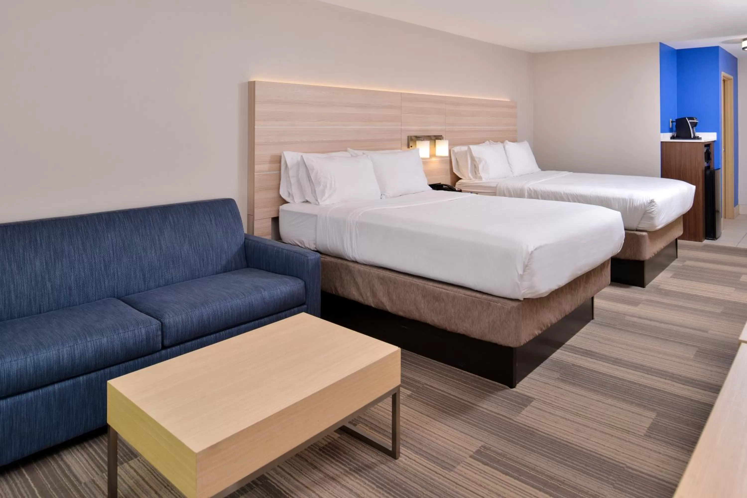 Photo of the whole room, Bed in Holiday Inn Express Hotel & Suites Cincinnati - Mason by IHG