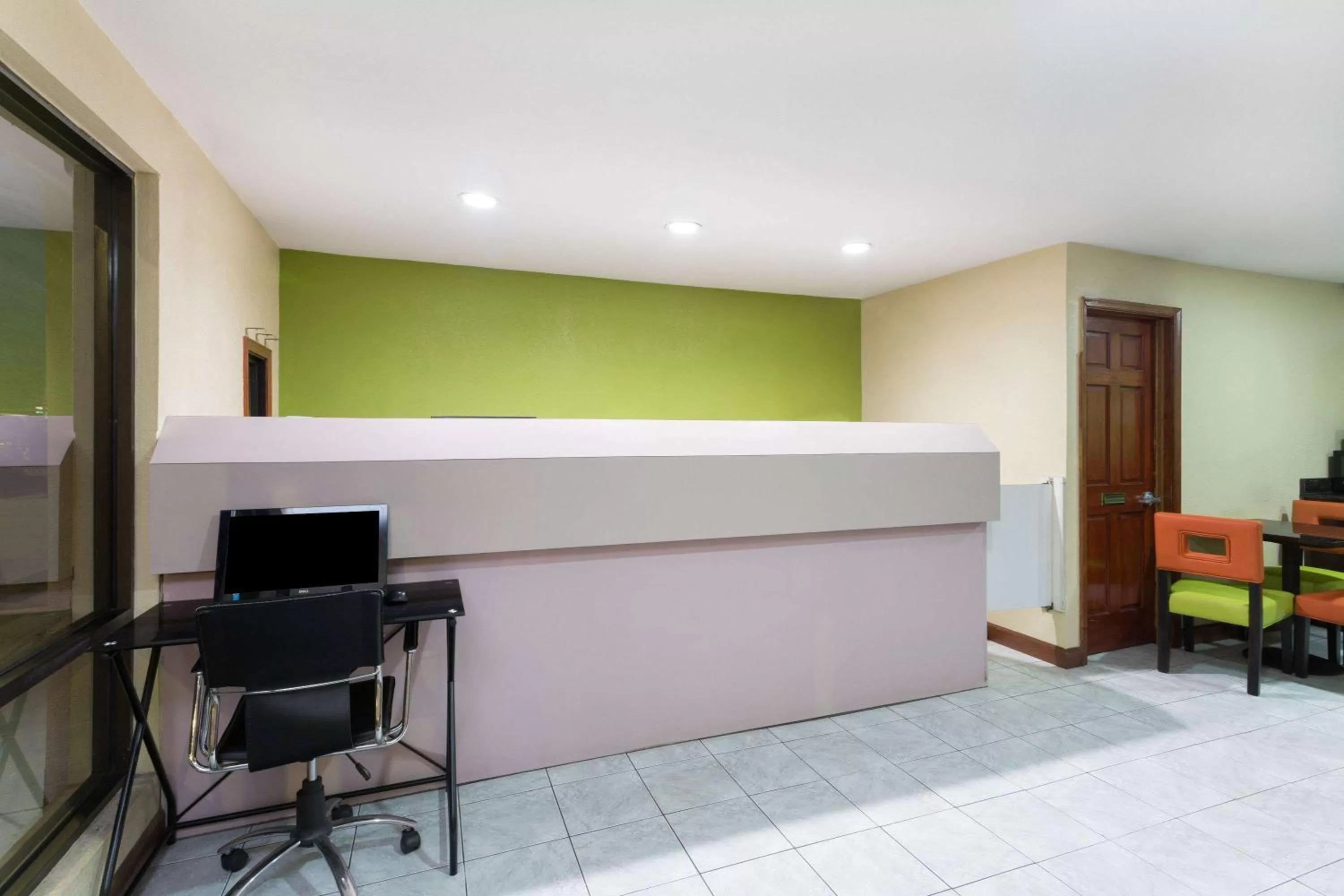 Lobby or reception in Super 8 by Wyndham Brunswick/St Simons Island Area