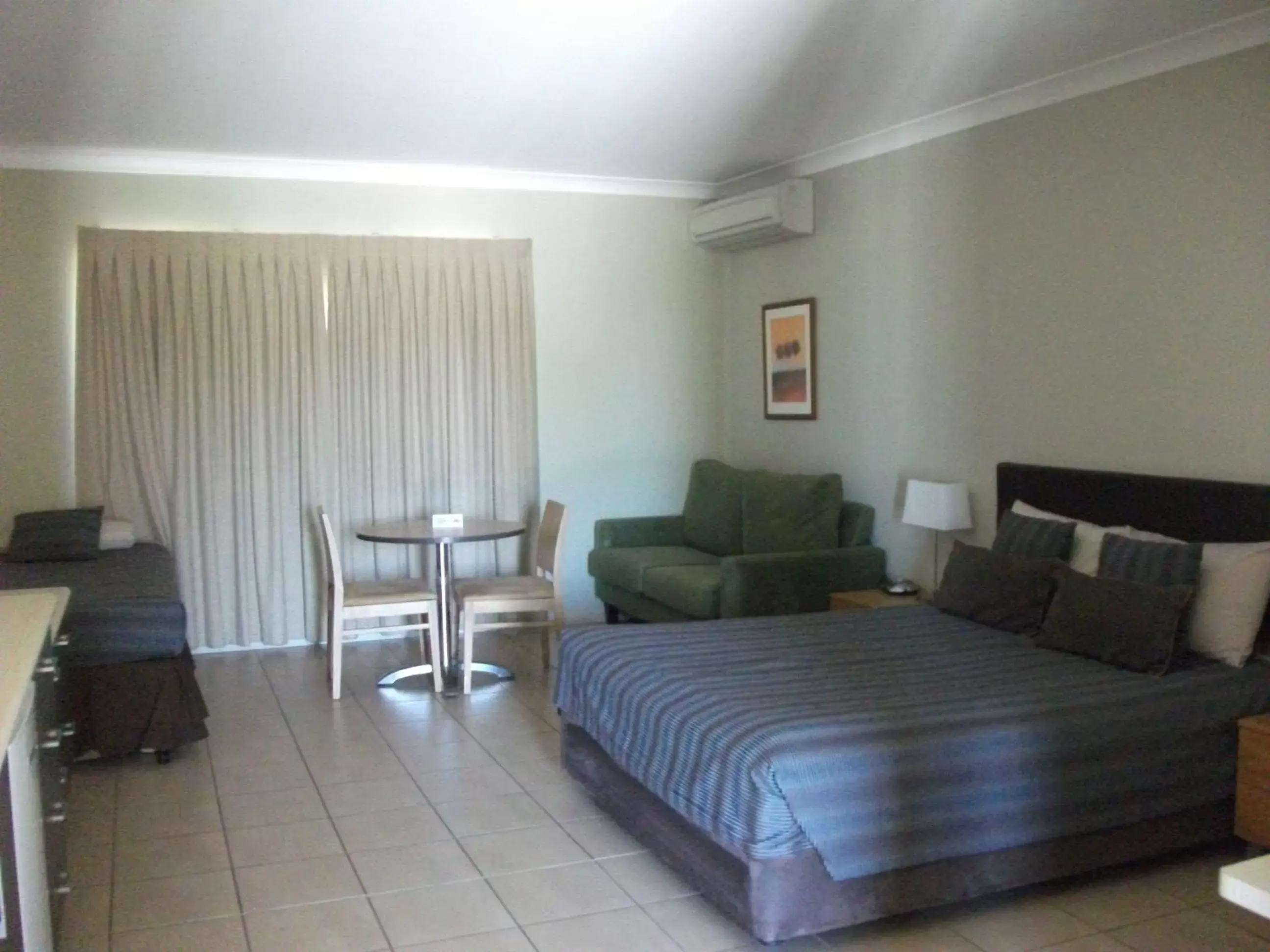 Queen Room in Spinifex Motel and Serviced Apartments Queen Room in Spinifex Motel and Serviced Apartments