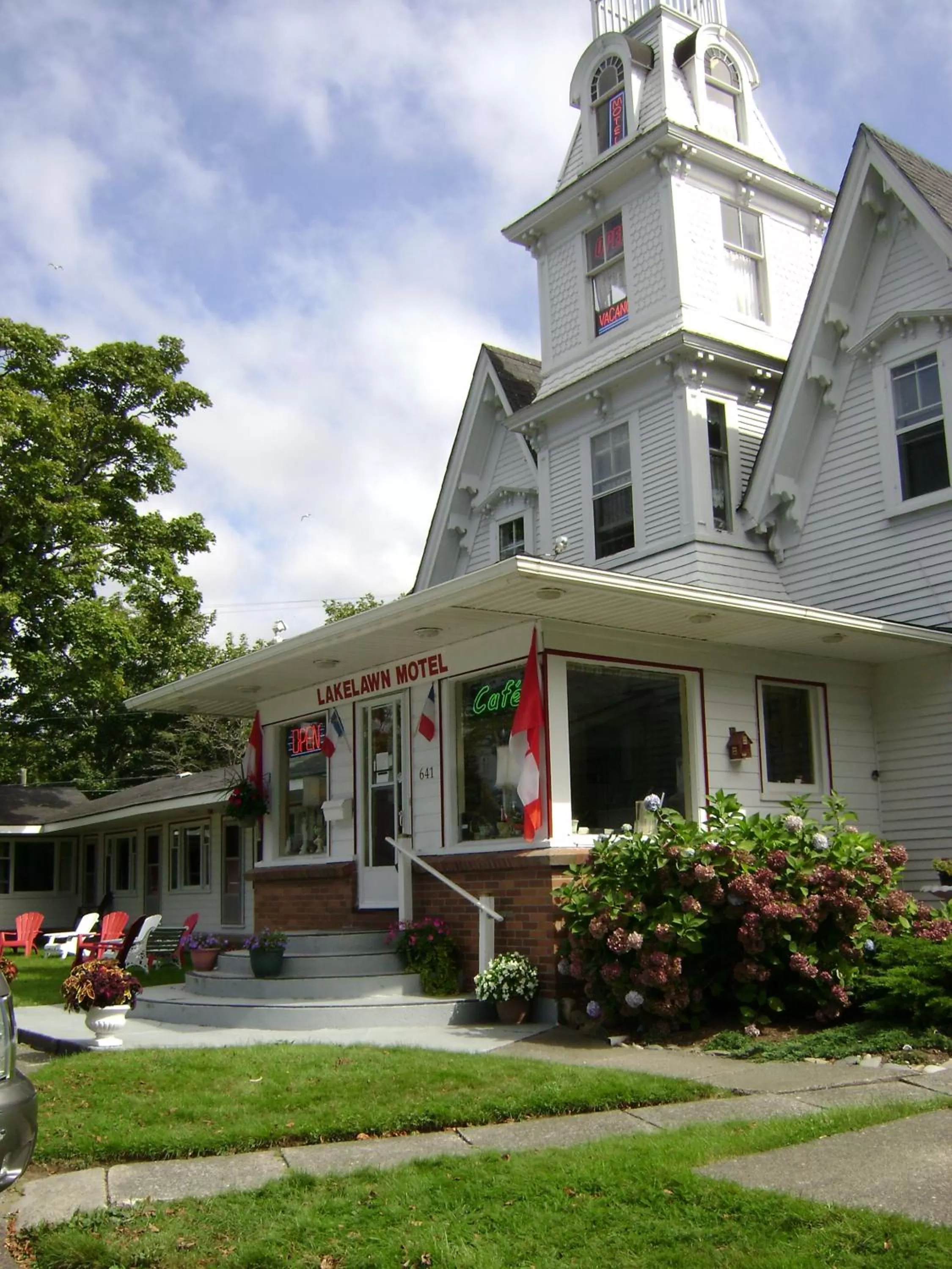 Facade/entrance in Lakelawn B&B and Motel