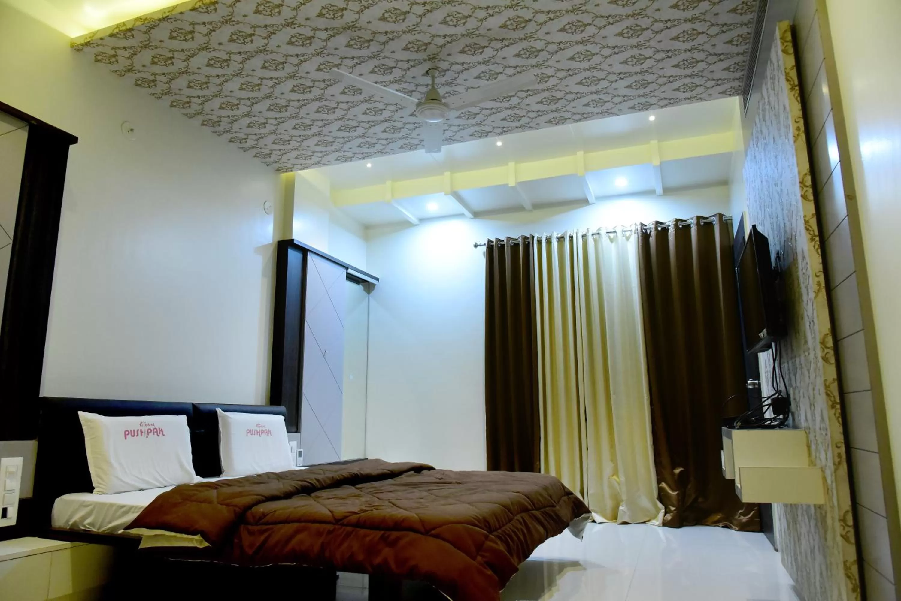 Bed in Hotel Pushpak