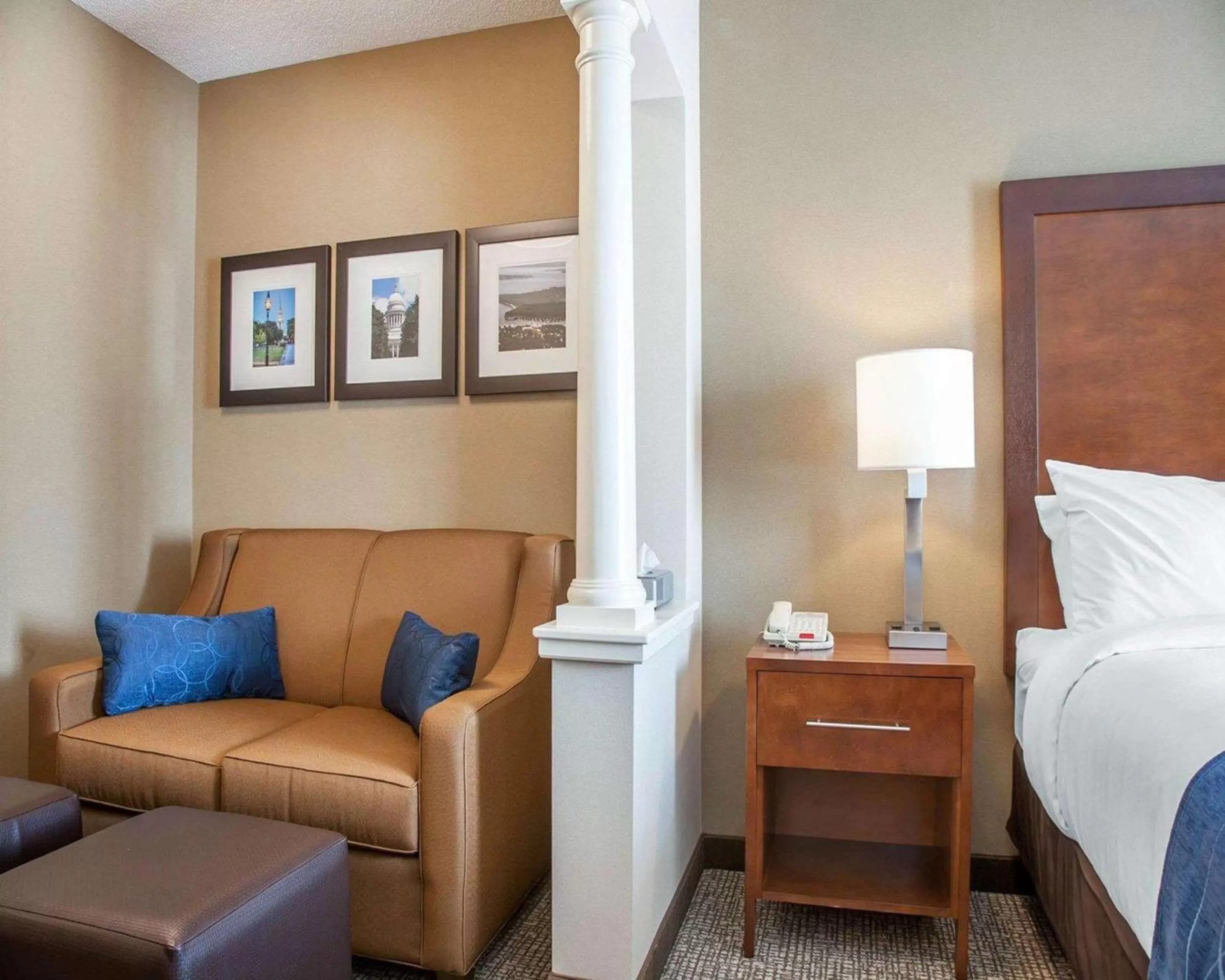 Bedroom, Bed in Comfort Suites West Warwick - Providence