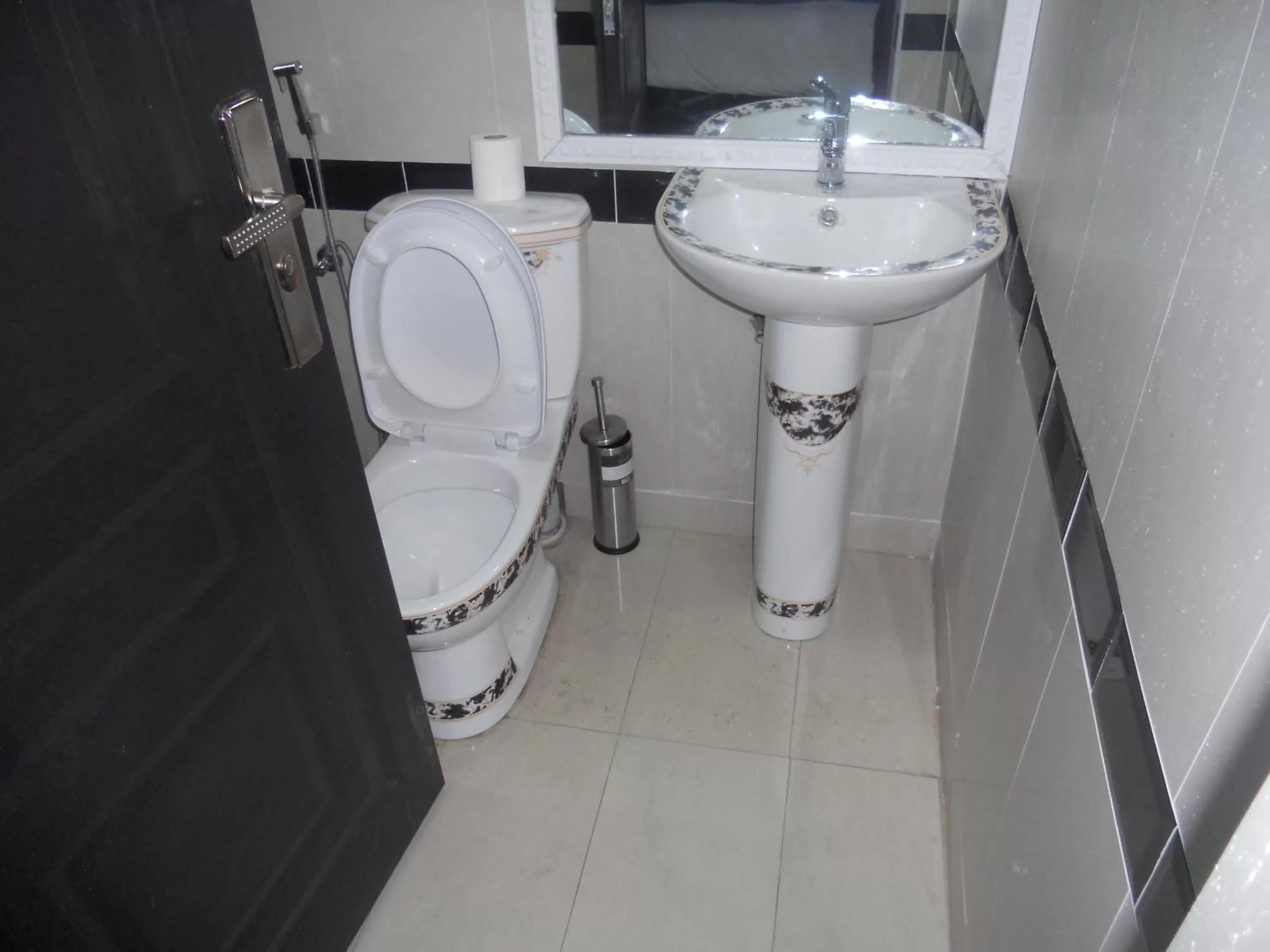 Toilet in Gold Crown International Hotel Johannesburg