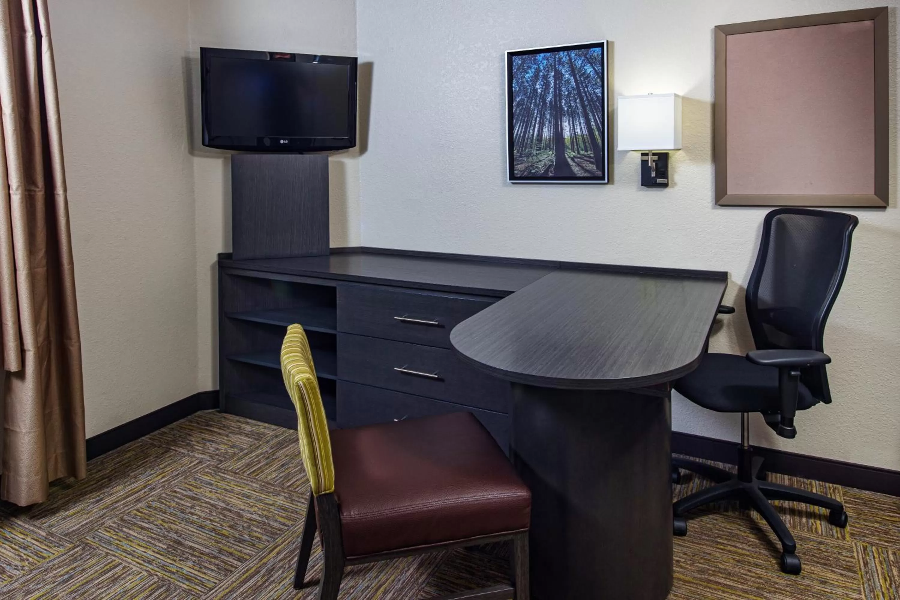 TV and multimedia in Candlewood Suites Appleton by IHG