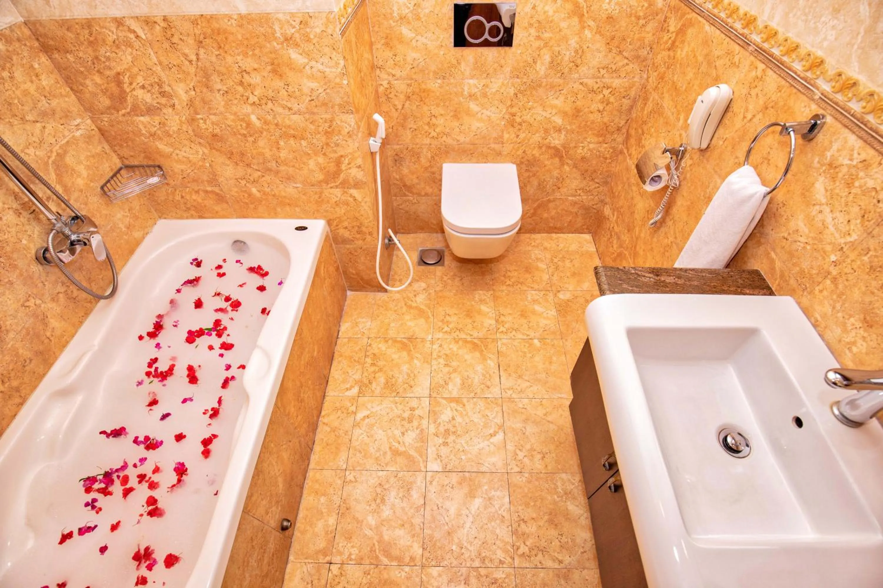 Bathroom in Da Yatra Courtyard Hotel