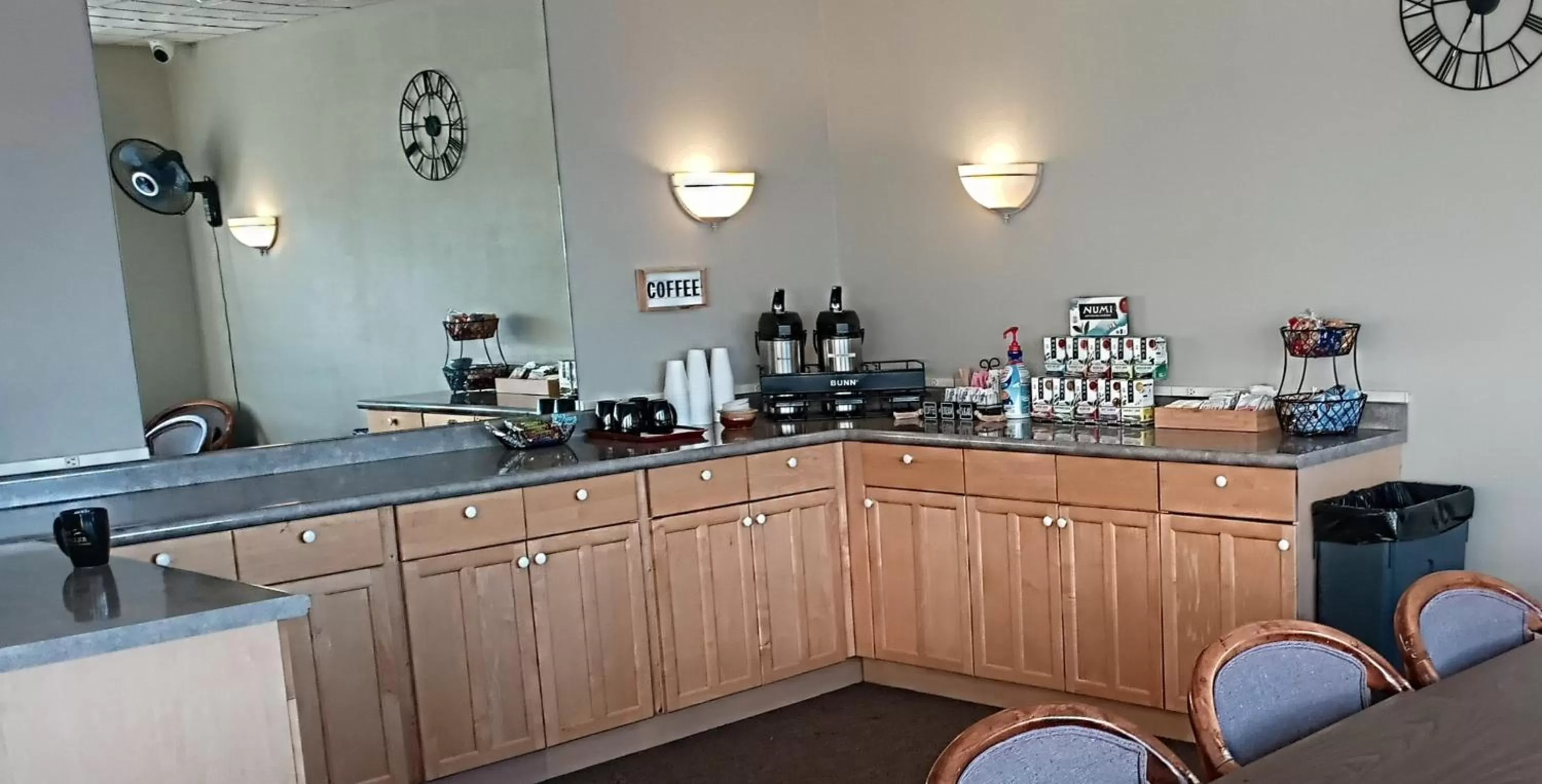 Breakfast, Kitchen/Kitchenette in Cliff Dweller on Lake Superior
