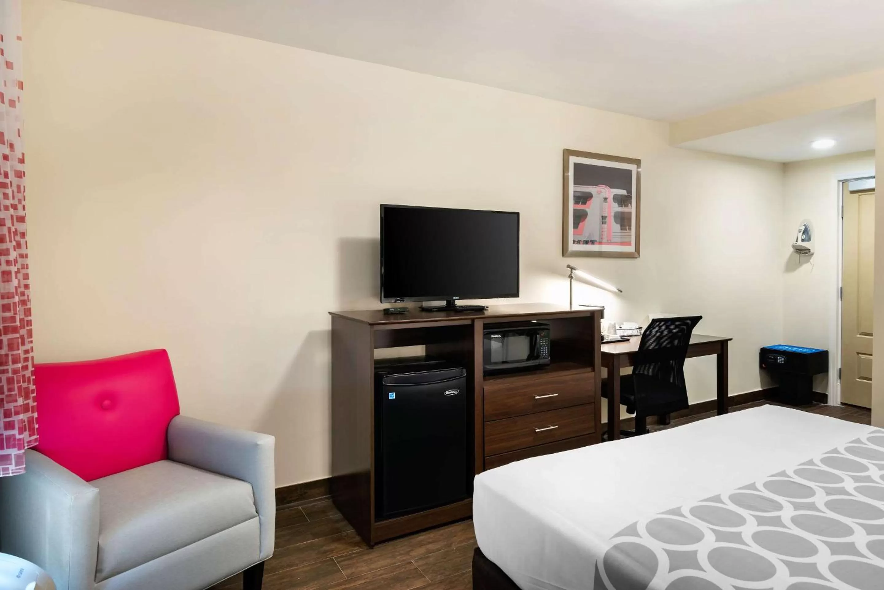 Photo of the whole room, Bed in Downtown Hollywood Gardens Inn & Suites