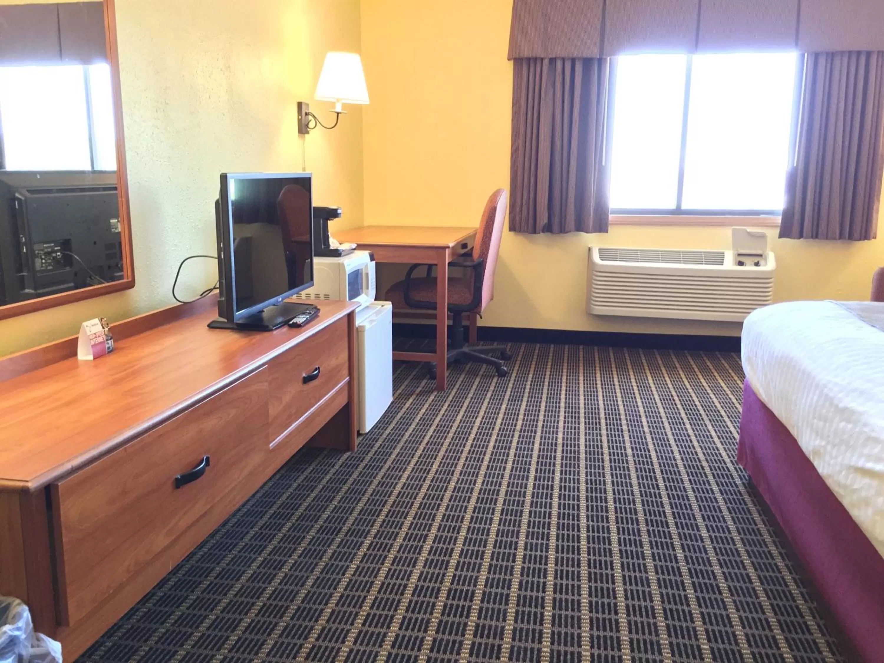 Decorative detail, Bed in Quality Inn & Suites Harrington - Milford