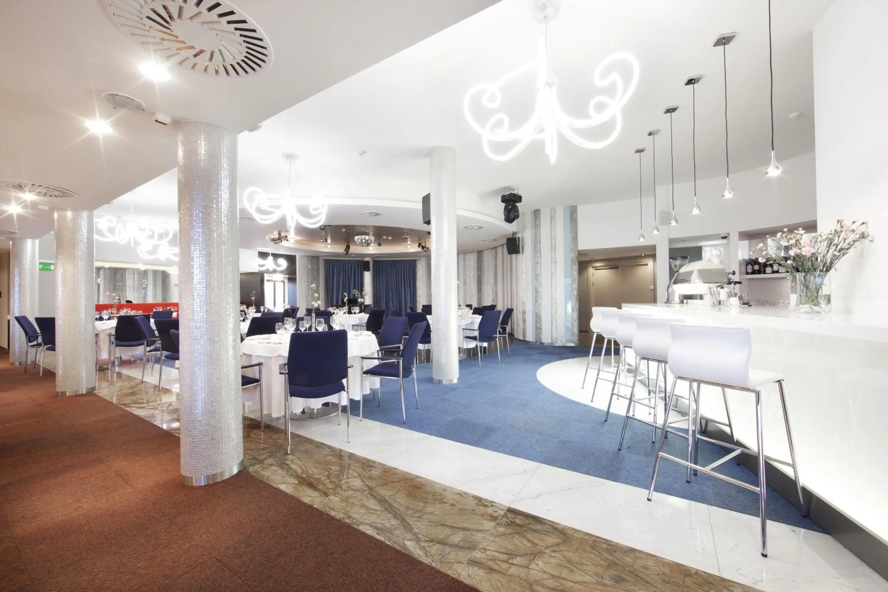 Restaurant/places to eat in Blue Swan