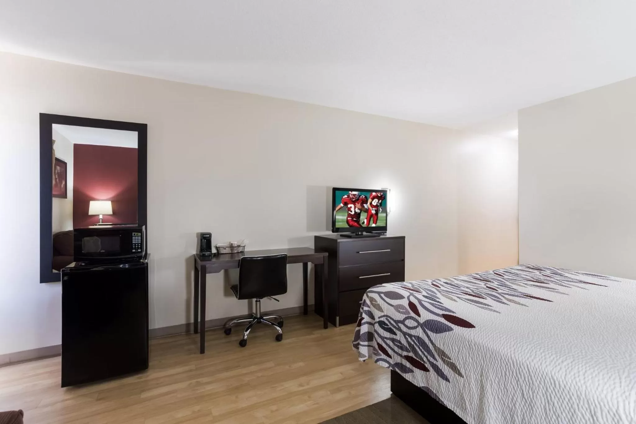 Photo of the whole room, Bed in Red Roof Inn London I-75