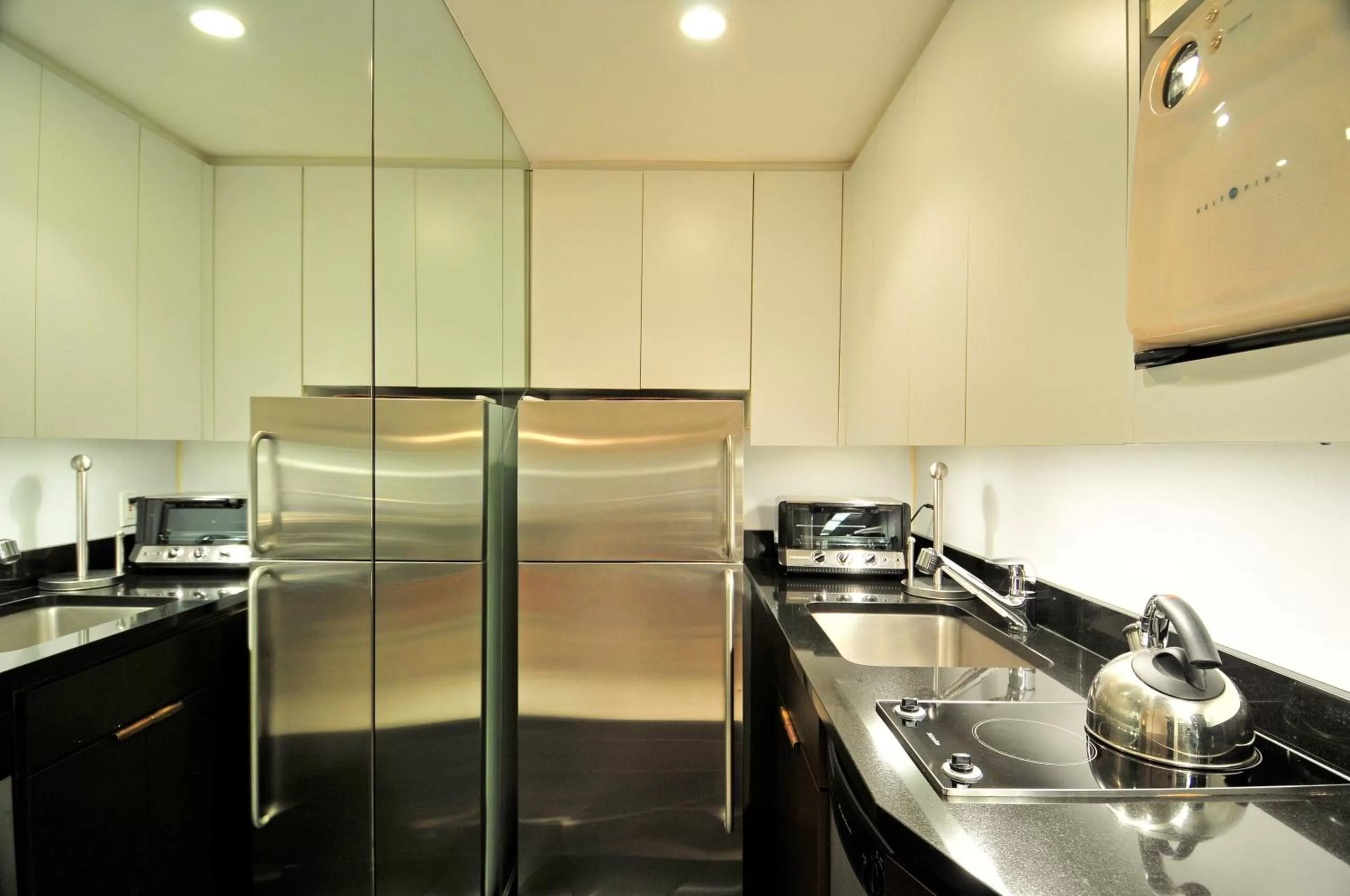 Kitchen or kitchenette in Lombardy Hotel