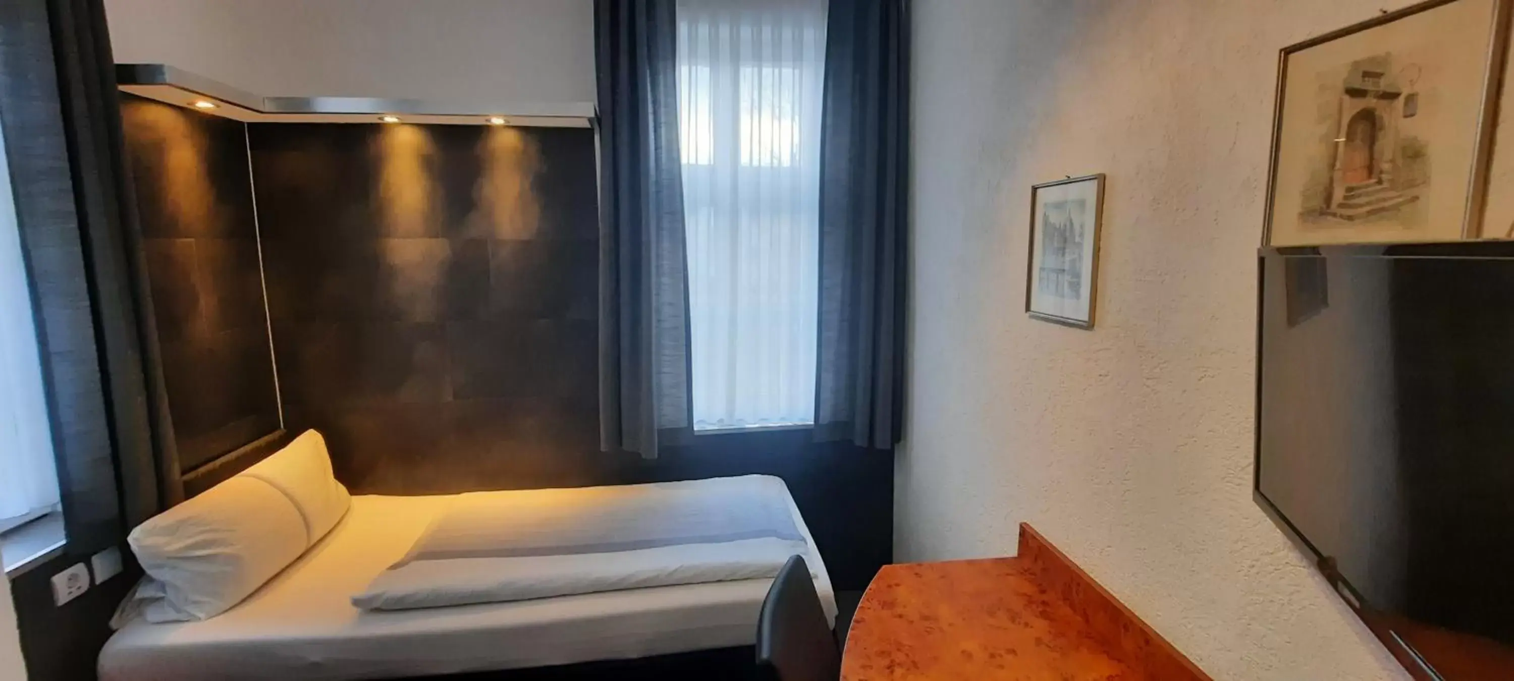 Small Single Room - single occupancy in Hotel Corveyer Hof Small Single Room - single occupancy in Hotel Corveyer Hof