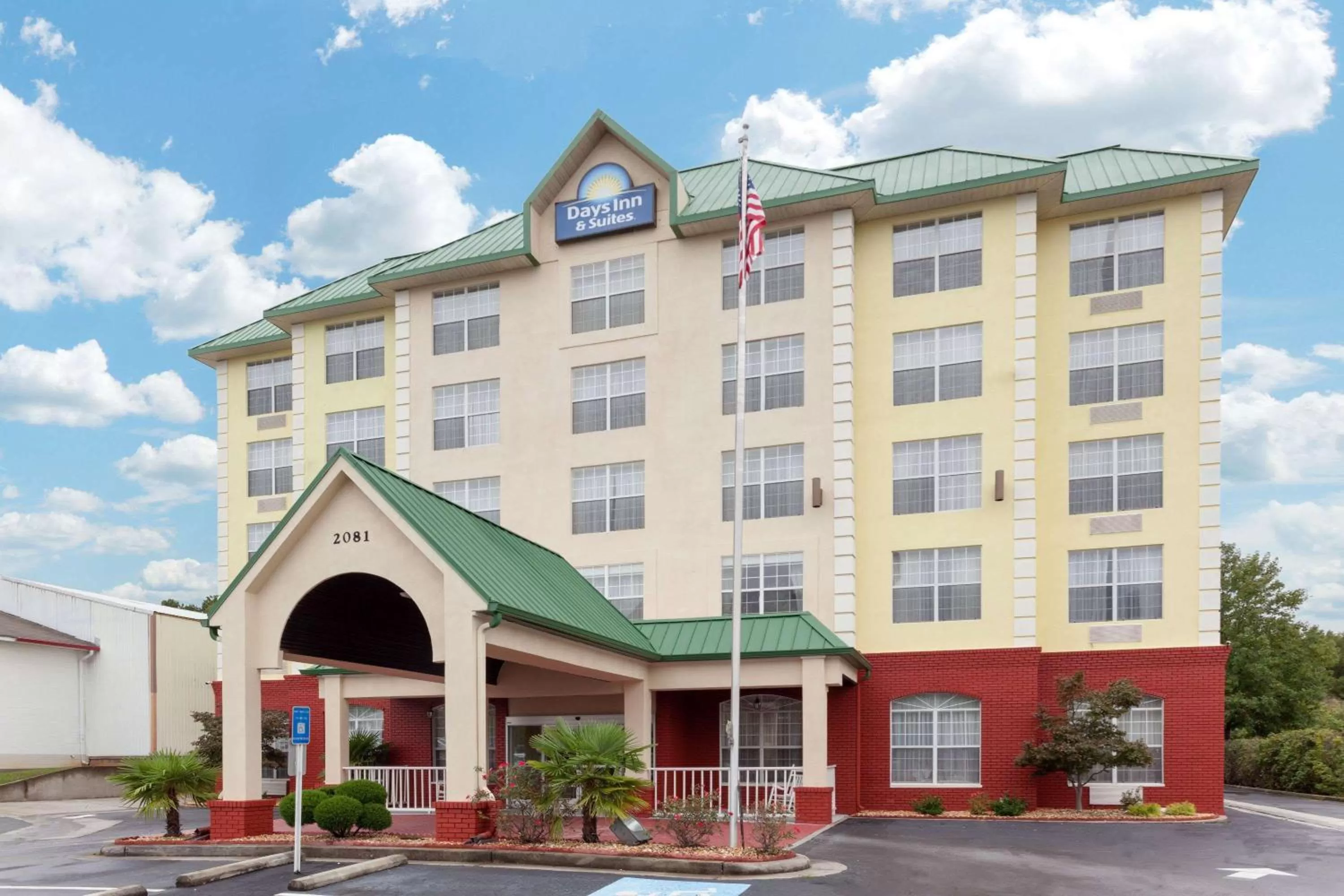 Property building in Days Inn & Suites by Wyndham Tucker/Northlake