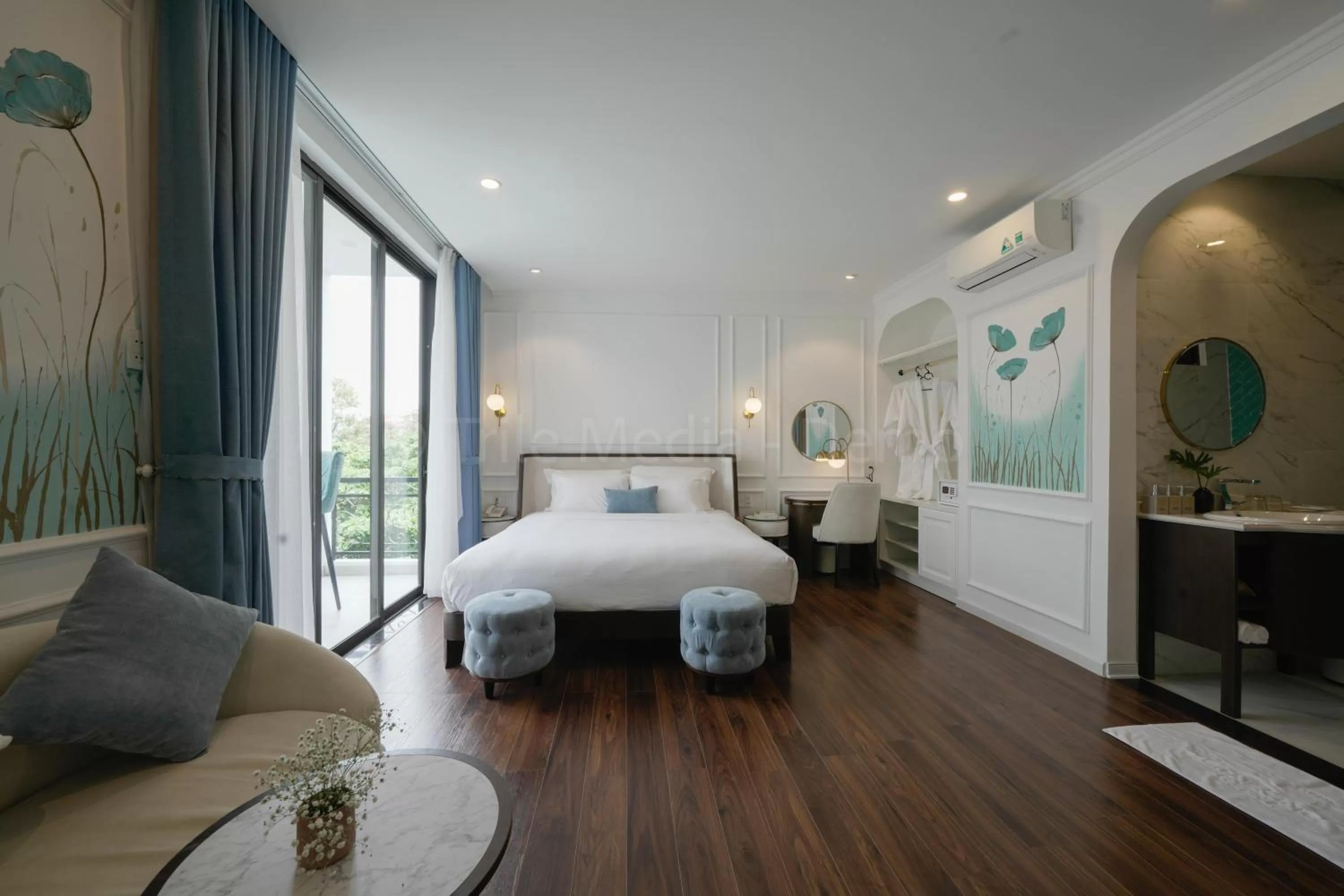 Photo of the whole room, Bed in Lion King Hotel