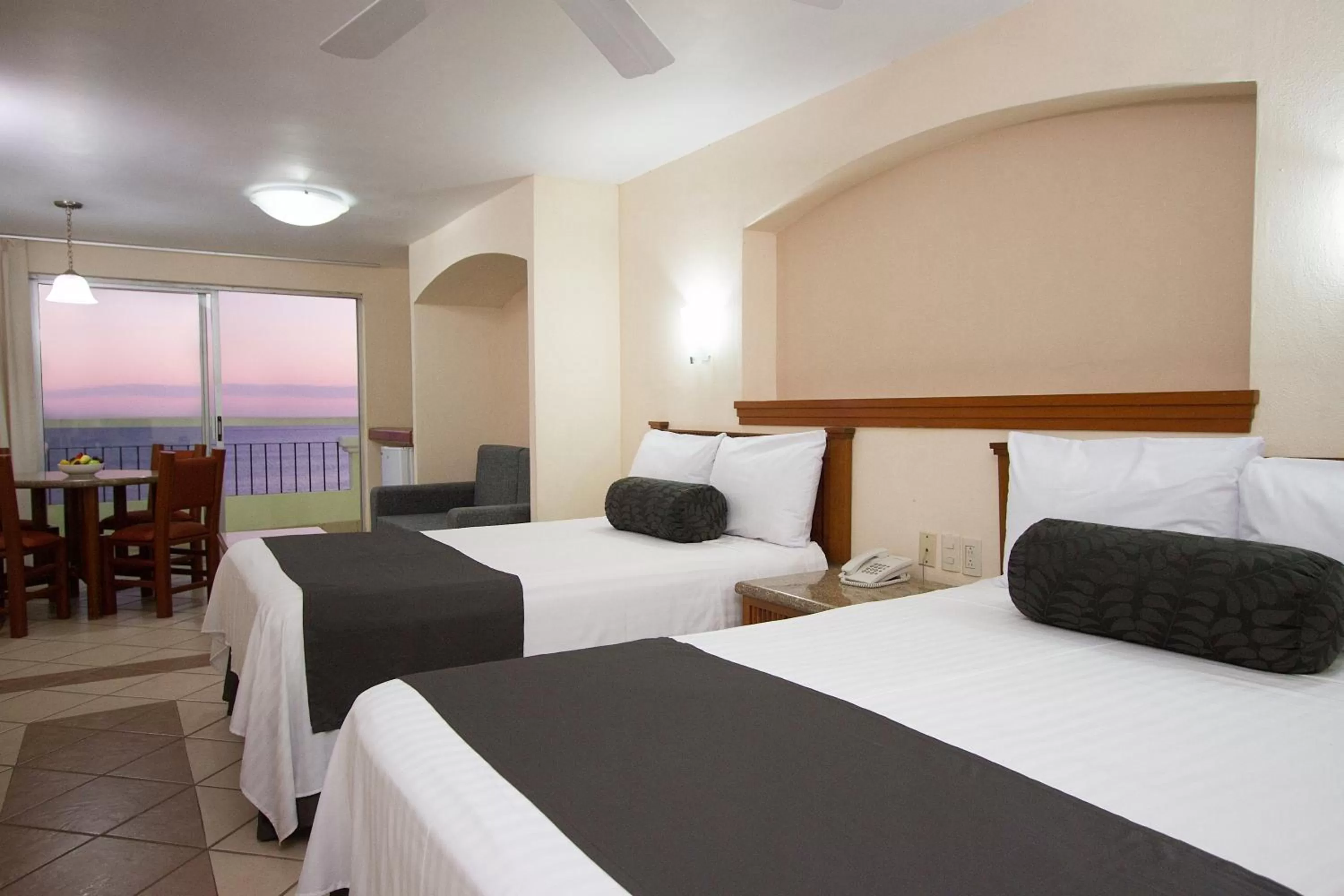 Photo of the whole room, Bed in Don Pelayo Pacific Beach