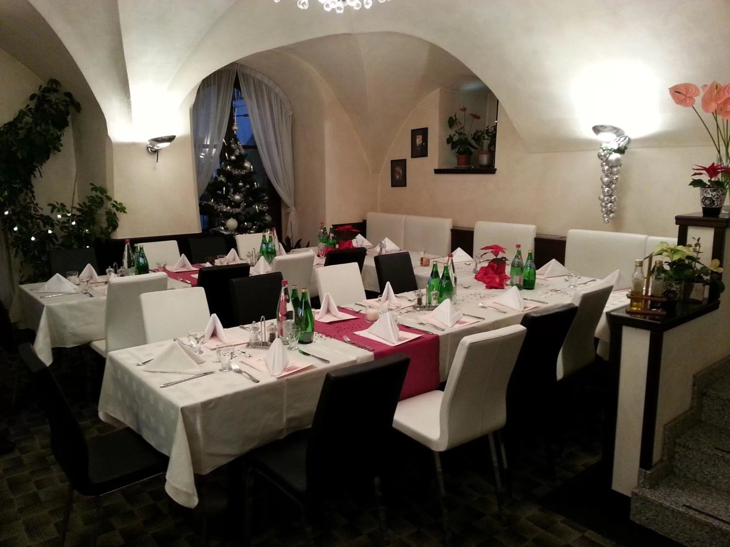 Restaurant/places to eat in Hotel Grand