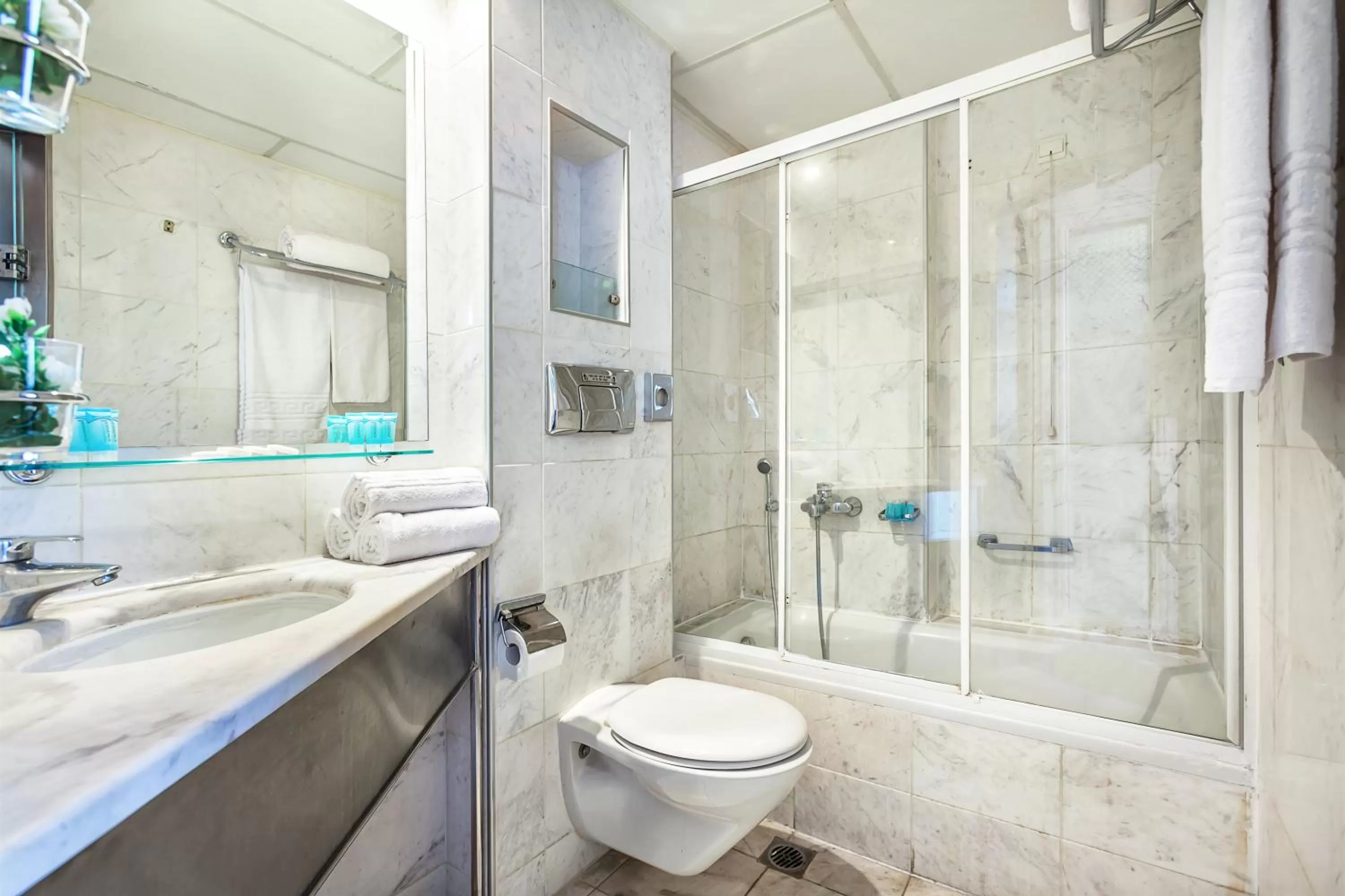 Toilet in Minerva Premier Hotel